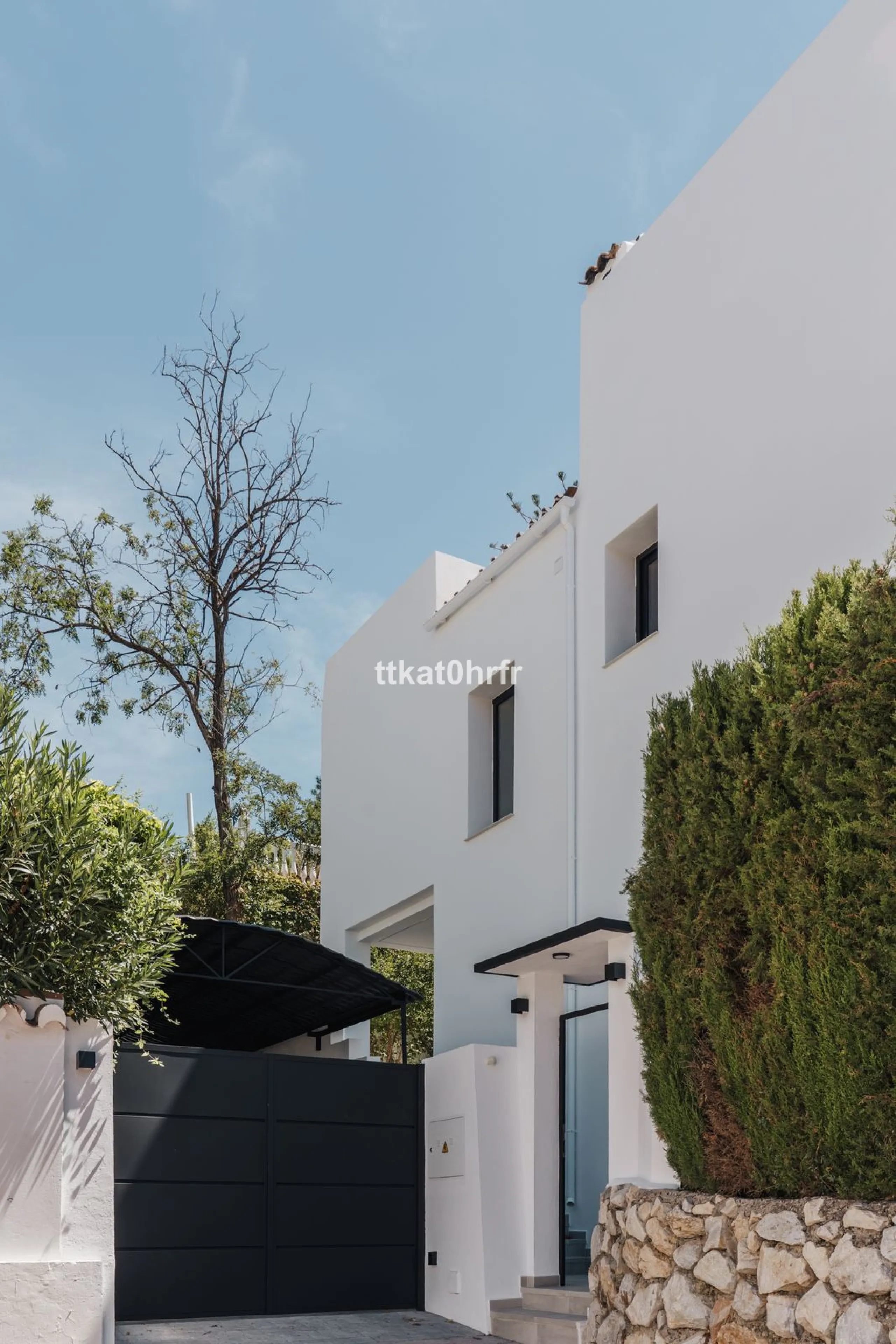 This beautifully renovated villa offers the perfect blend of modern style, comfort, and an unbeatable location in the heart of Nueva Andalucía.