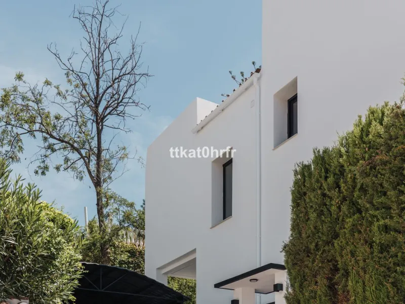 This beautifully renovated villa offers the perfect blend of modern style, comfort, and an unbeatable location in the heart of Nueva Andalucía.
