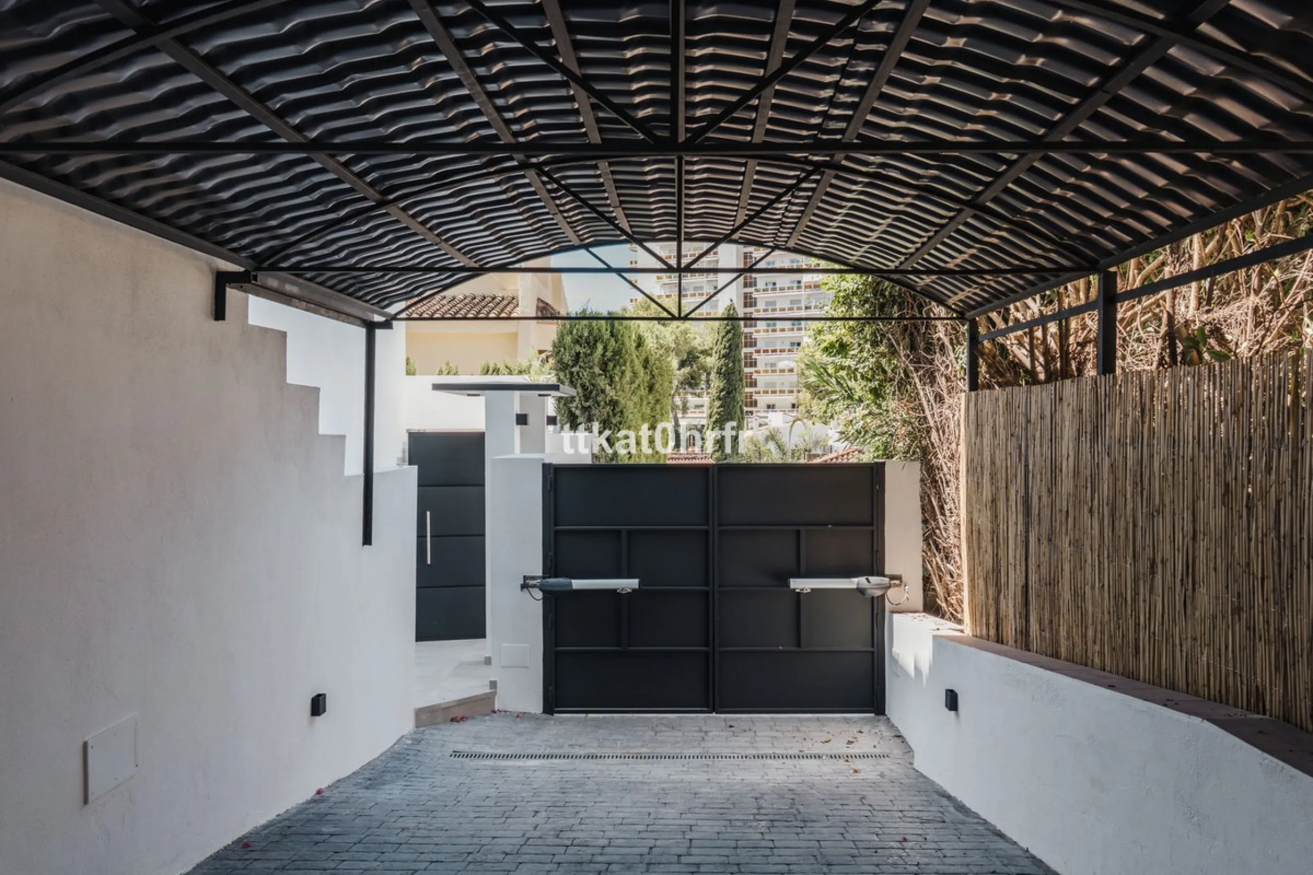 This beautifully renovated villa offers the perfect blend of modern style, comfort, and an unbeatable location in the heart of Nueva Andalucía.
