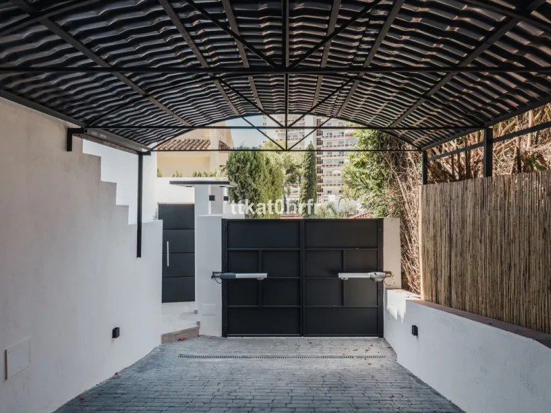 This beautifully renovated villa offers the perfect blend of modern style, comfort, and an unbeatable location in the heart of Nueva Andalucía.