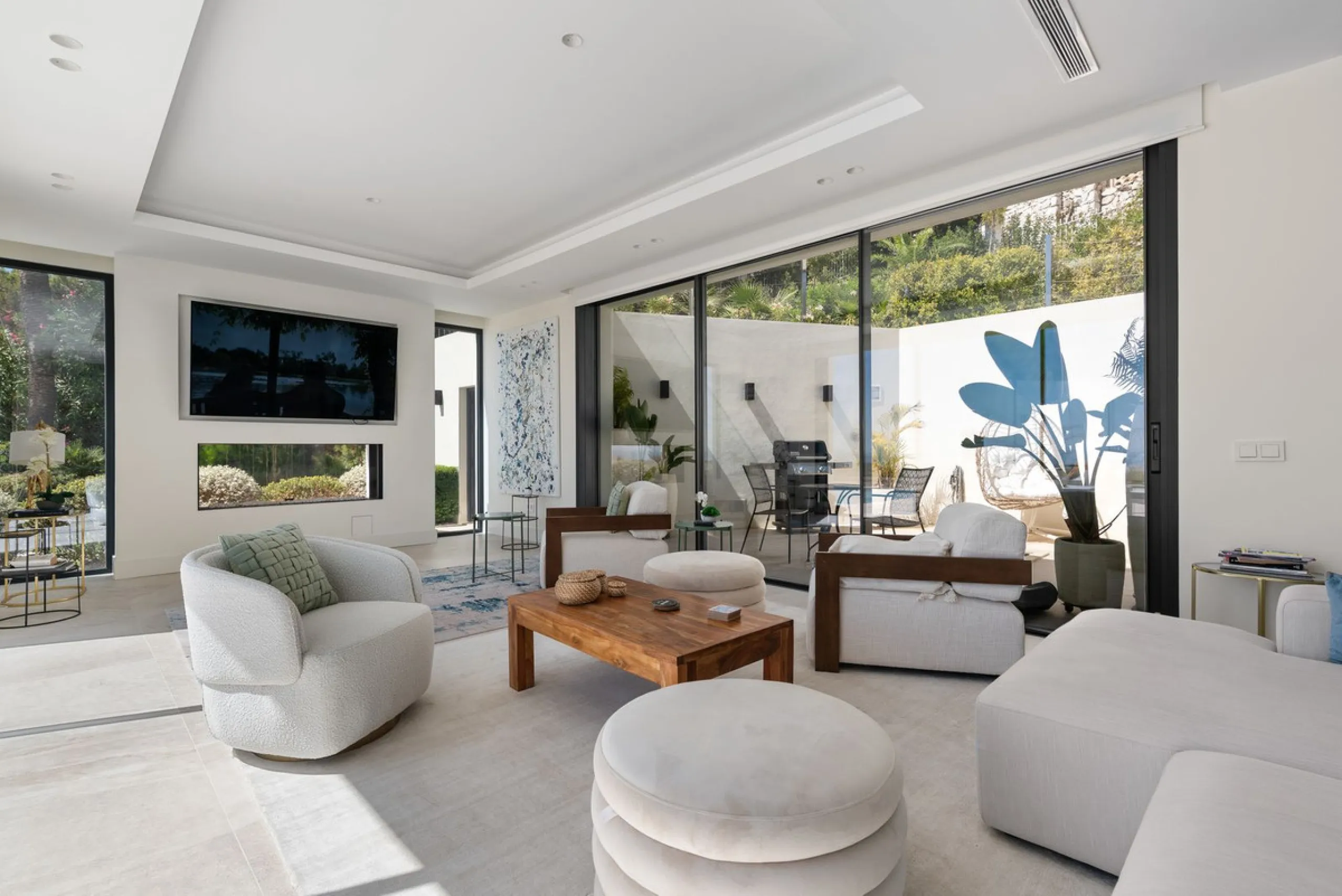 Marbella – Exceptional Contemporary Villa, Sold Furnished, in the Exclusive Rio Real Area, Next to the Golf