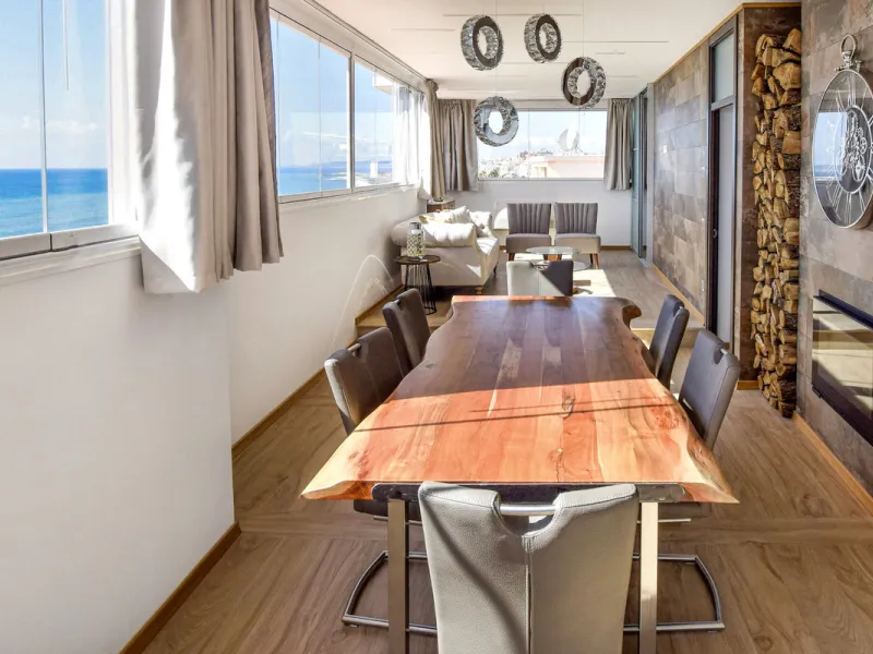 Fantastic penthouse situated on the beachfront in the town of Estepona, within easy walking distance to all the amenities of the town. This beautiful apartment was xompletely renovated in a contemporary style by the present owner. Offering two bedrooms bo