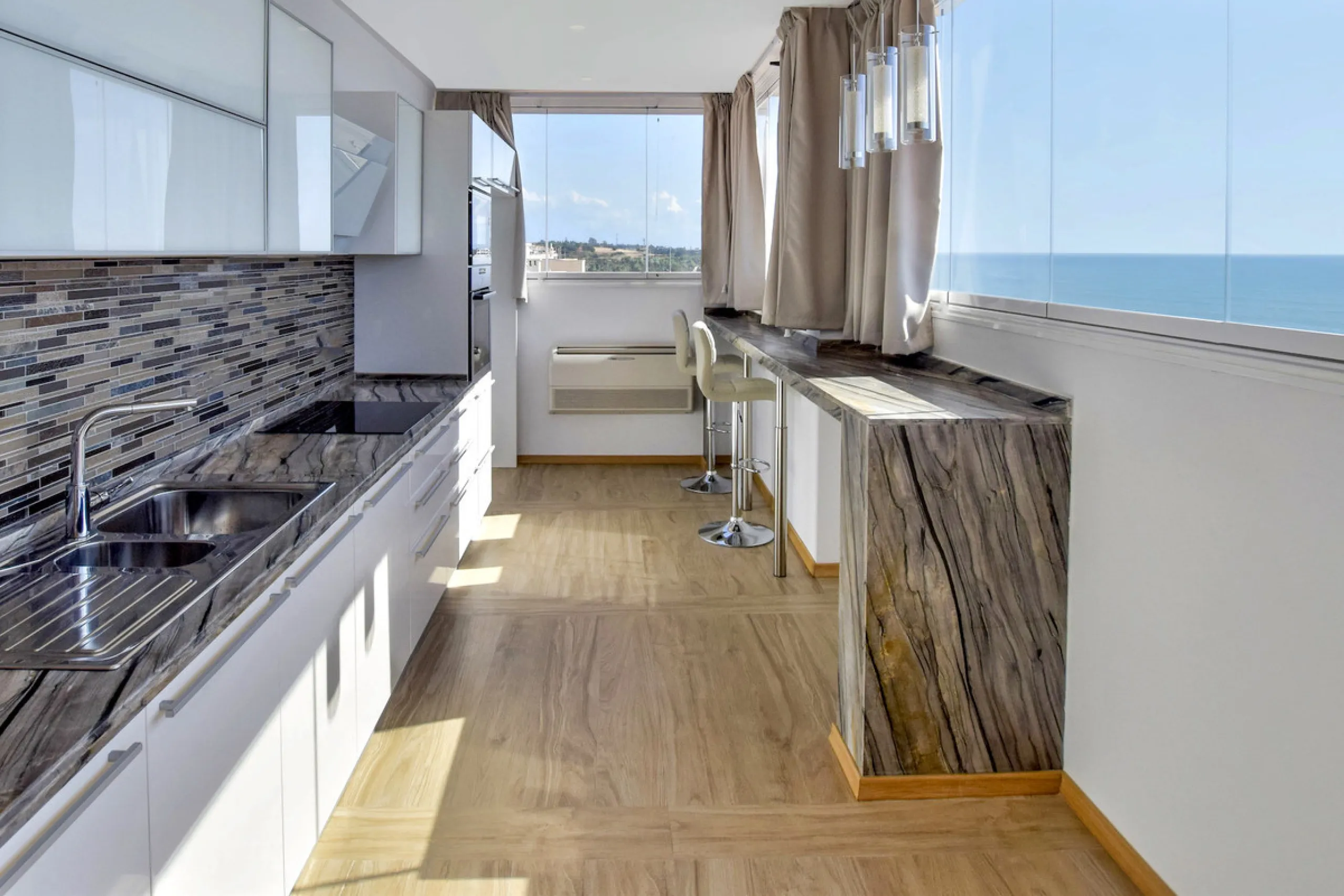 Apartment - Penthouse в продаже в Estepona, Málaga. В доме 2 спален и 2 ванных комнат. Площадь дома 203 м²