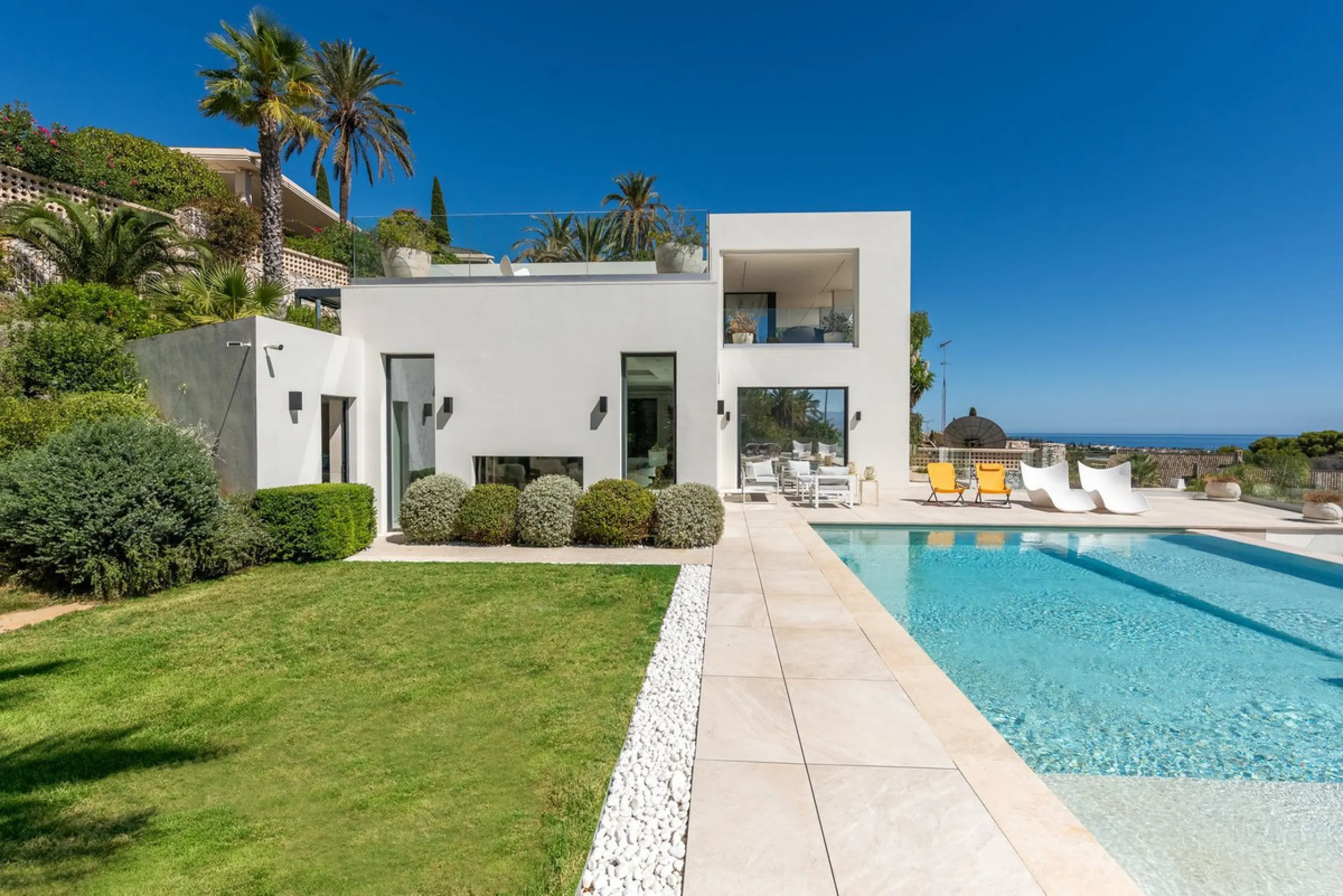 Marbella – Exceptional Contemporary Villa, Sold Furnished, in the Exclusive Rio Real Area, Next to the Golf
