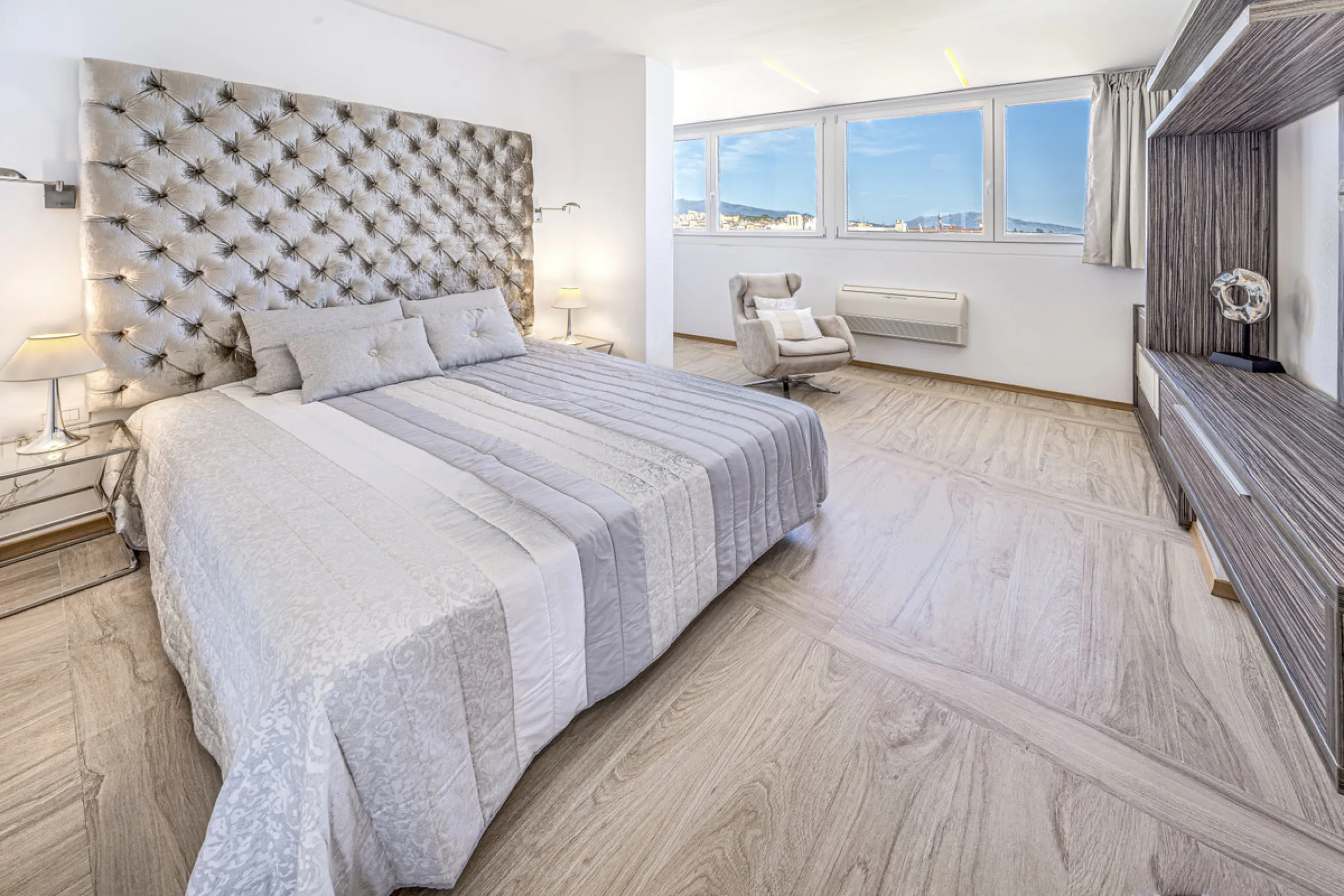 Apartment - Penthouse в продаже в Estepona, Málaga. В доме 2 спален и 2 ванных комнат. Площадь дома 203 м²