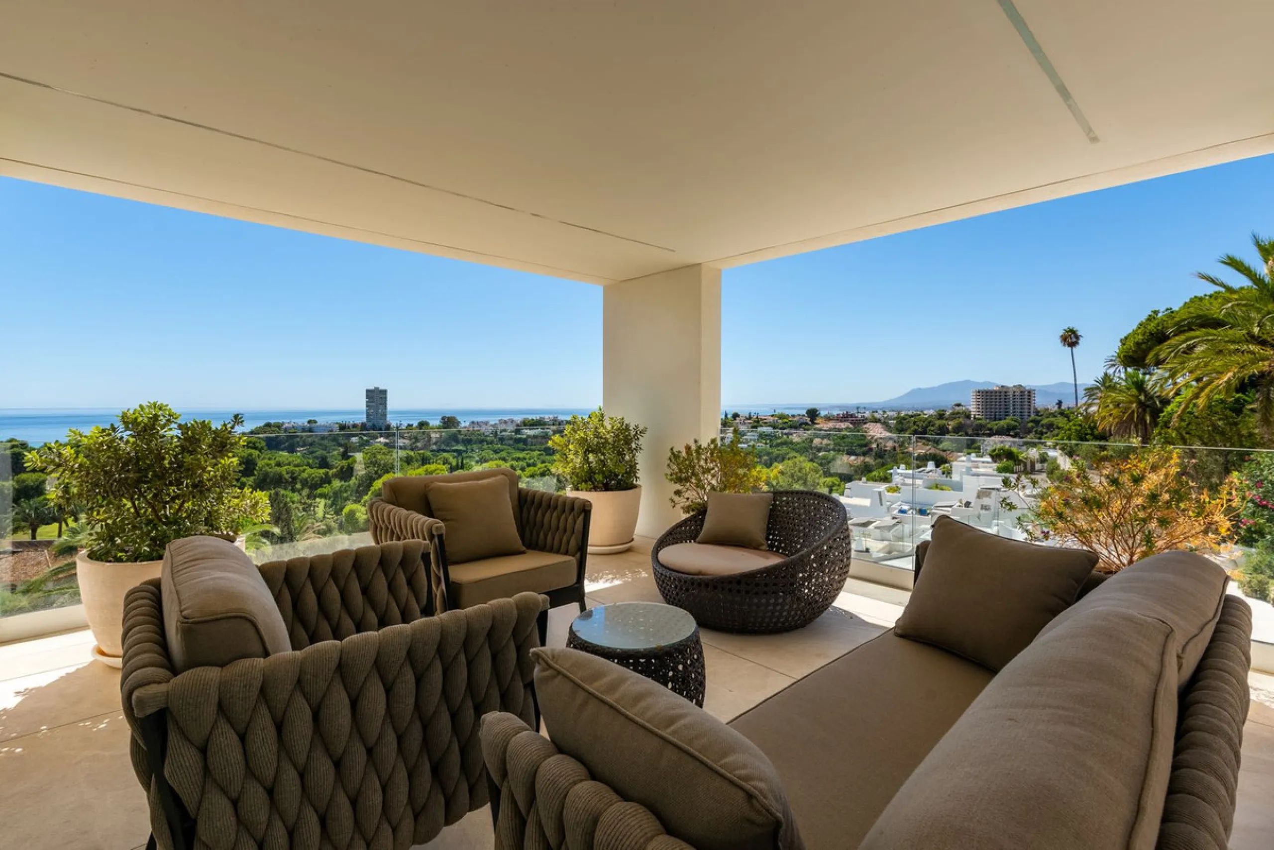 Marbella – Exceptional Contemporary Villa, Sold Furnished, in the Exclusive Rio Real Area, Next to the Golf