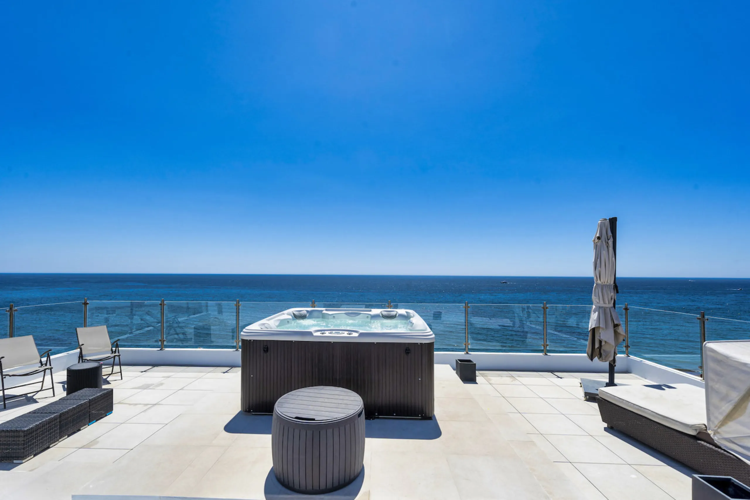 Apartment - Penthouse в продаже в Estepona, Málaga. В доме 2 спален и 2 ванных комнат. Площадь дома 203 м²