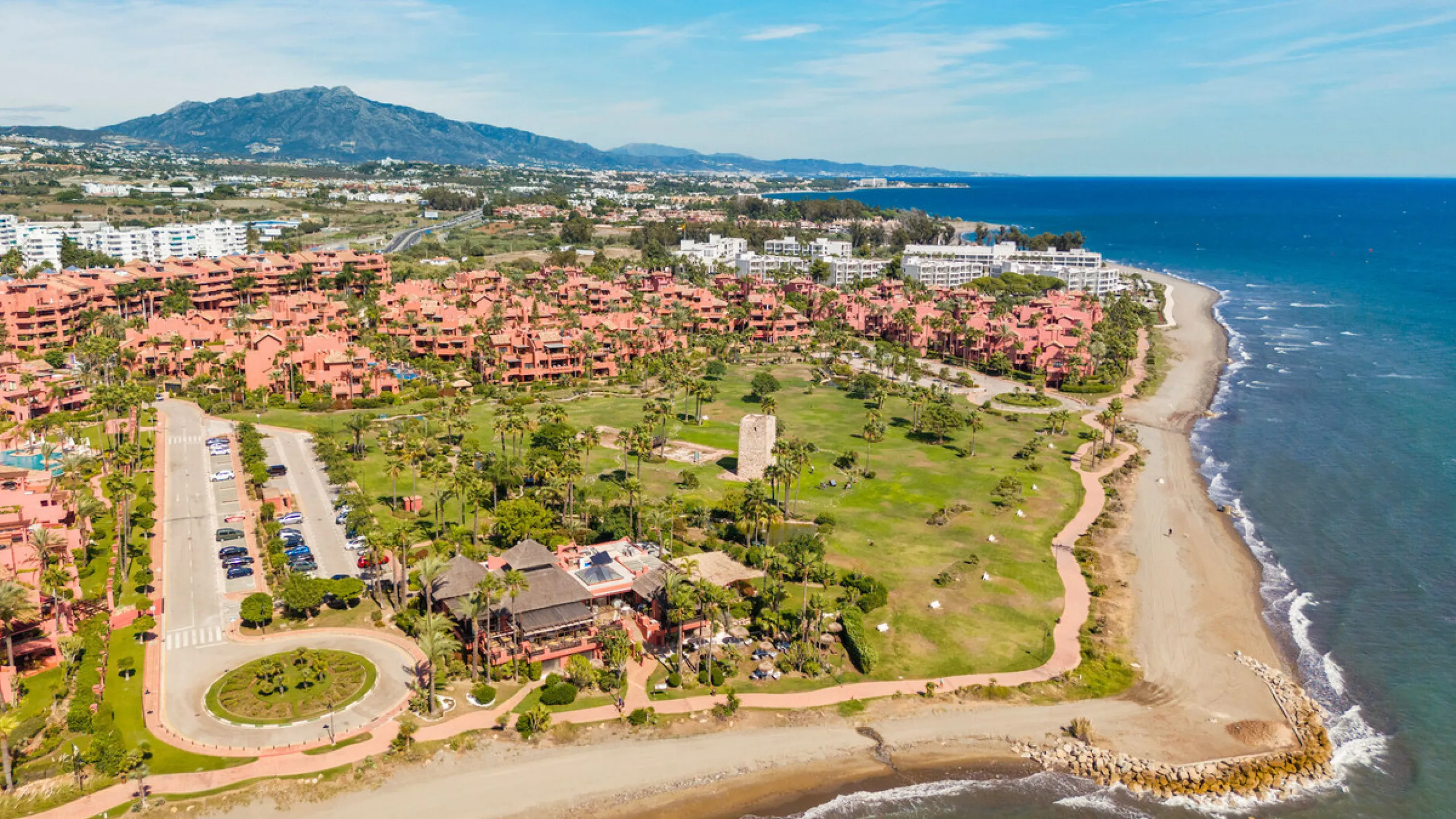 Located on Estepona's New Golden Mile, one of the fastest-growing and most promising areas on the Costa del Sol, this spacious apartment represents an excellent buying opportunity, ideal both for end users and investors seeking medium- to long-term apprec