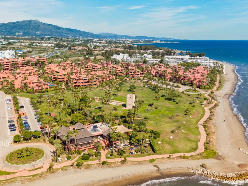 Located on Estepona's New Golden Mile, one of the fastest-growing and most promising areas on the Costa del Sol, this spacious apartment represents an excellent buying opportunity, ideal both for end users and investors seeking medium- to long-term apprec