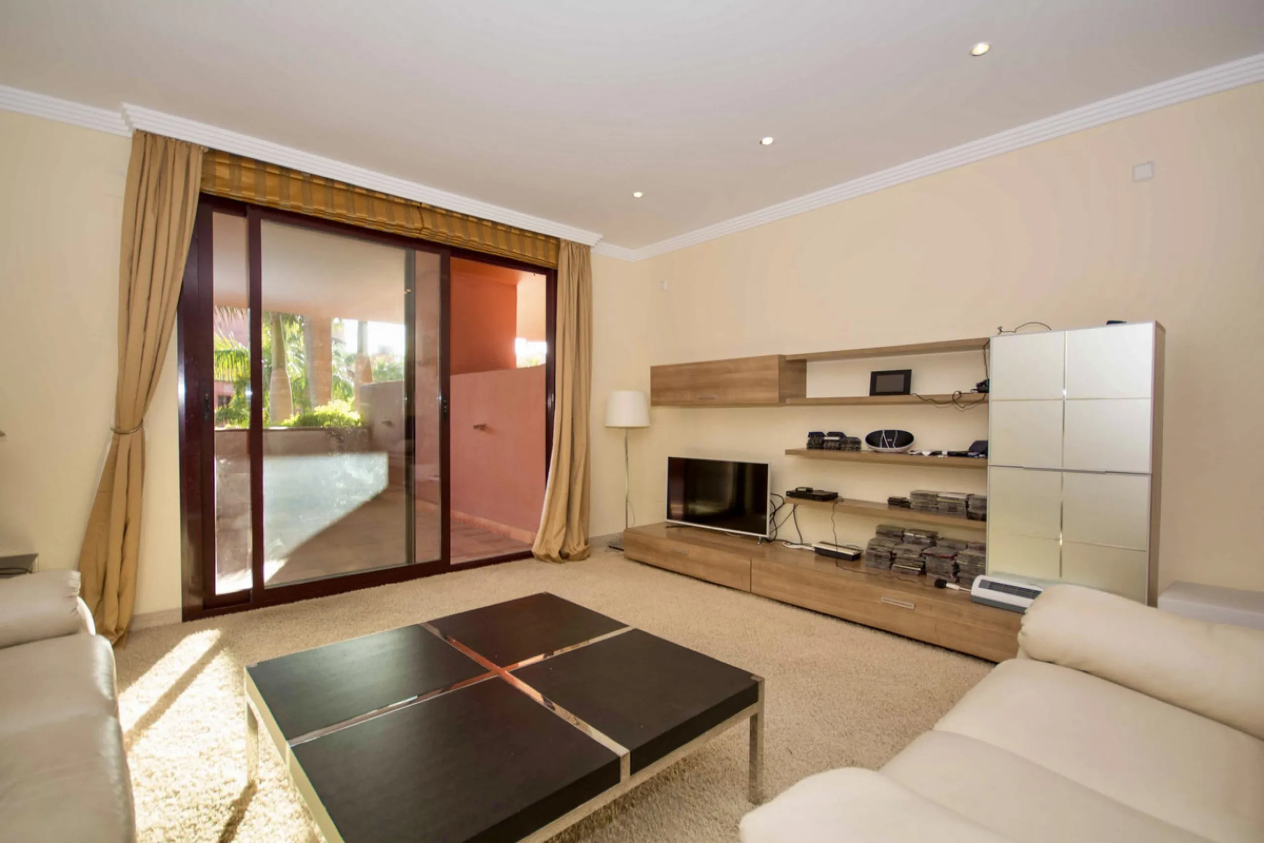 Located on Estepona's New Golden Mile, one of the fastest-growing and most promising areas on the Costa del Sol, this spacious apartment represents an excellent buying opportunity, ideal both for end users and investors seeking medium- to long-term apprec