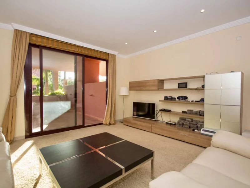 Located on Estepona's New Golden Mile, one of the fastest-growing and most promising areas on the Costa del Sol, this spacious apartment represents an excellent buying opportunity, ideal both for end users and investors seeking medium- to long-term apprec