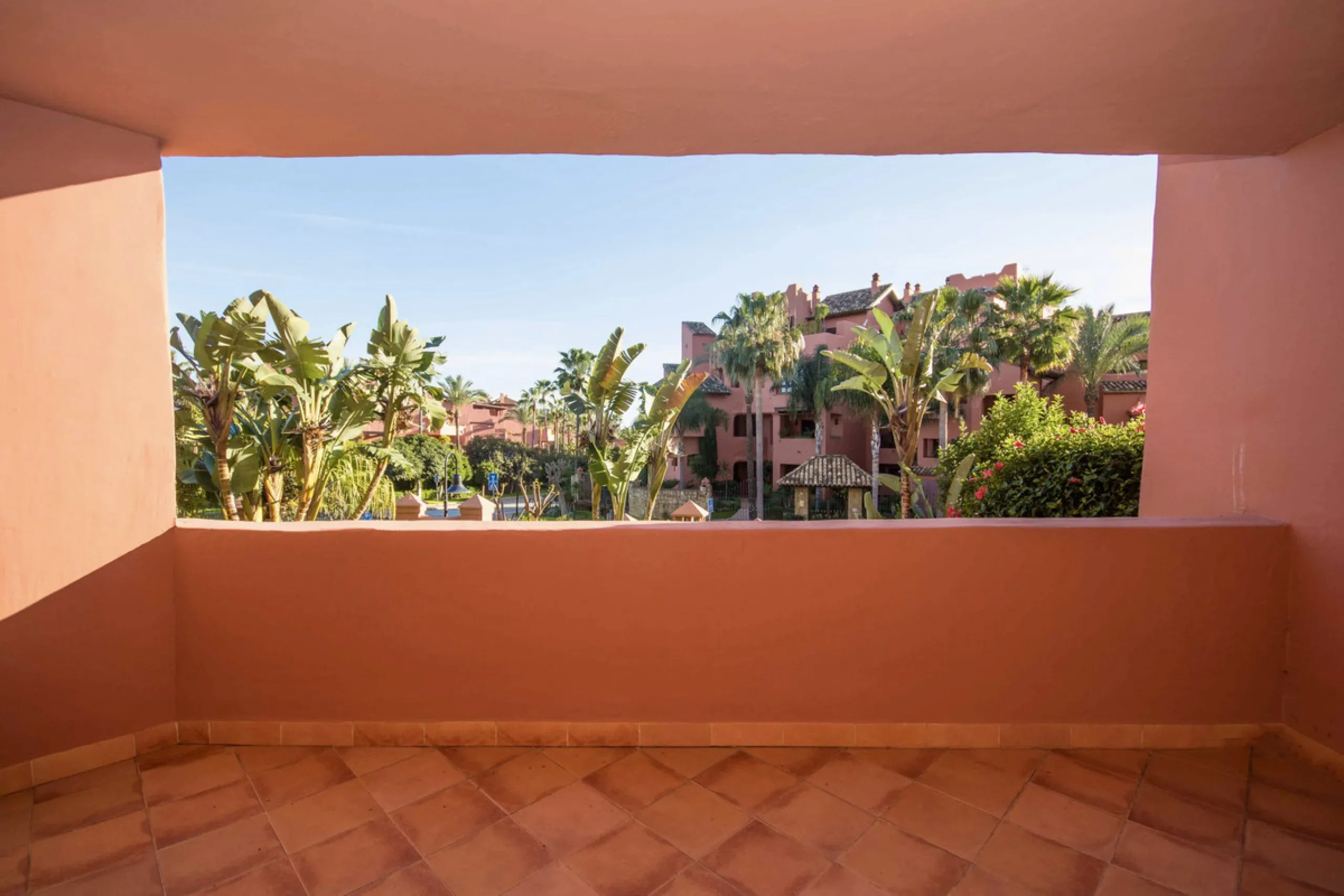 Located on Estepona's New Golden Mile, one of the fastest-growing and most promising areas on the Costa del Sol, this spacious apartment represents an excellent buying opportunity, ideal both for end users and investors seeking medium- to long-term apprec