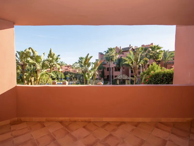 Located on Estepona's New Golden Mile, one of the fastest-growing and most promising areas on the Costa del Sol, this spacious apartment represents an excellent buying opportunity, ideal both for end users and investors seeking medium- to long-term apprec