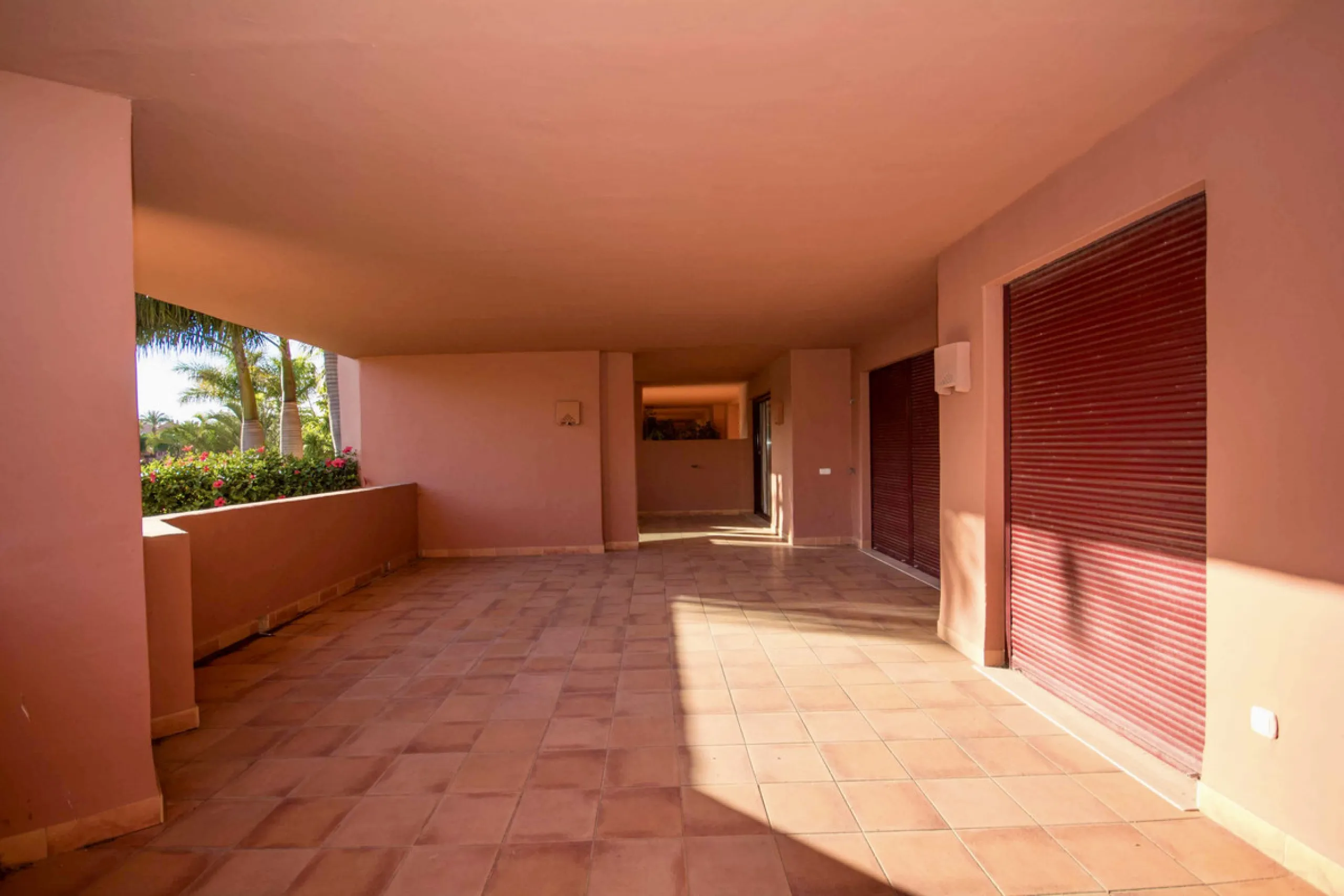 Located on Estepona's New Golden Mile, one of the fastest-growing and most promising areas on the Costa del Sol, this spacious apartment represents an excellent buying opportunity, ideal both for end users and investors seeking medium- to long-term apprec