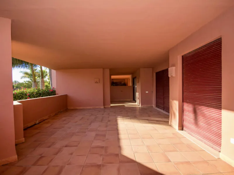 Located on Estepona's New Golden Mile, one of the fastest-growing and most promising areas on the Costa del Sol, this spacious apartment represents an excellent buying opportunity, ideal both for end users and investors seeking medium- to long-term apprec