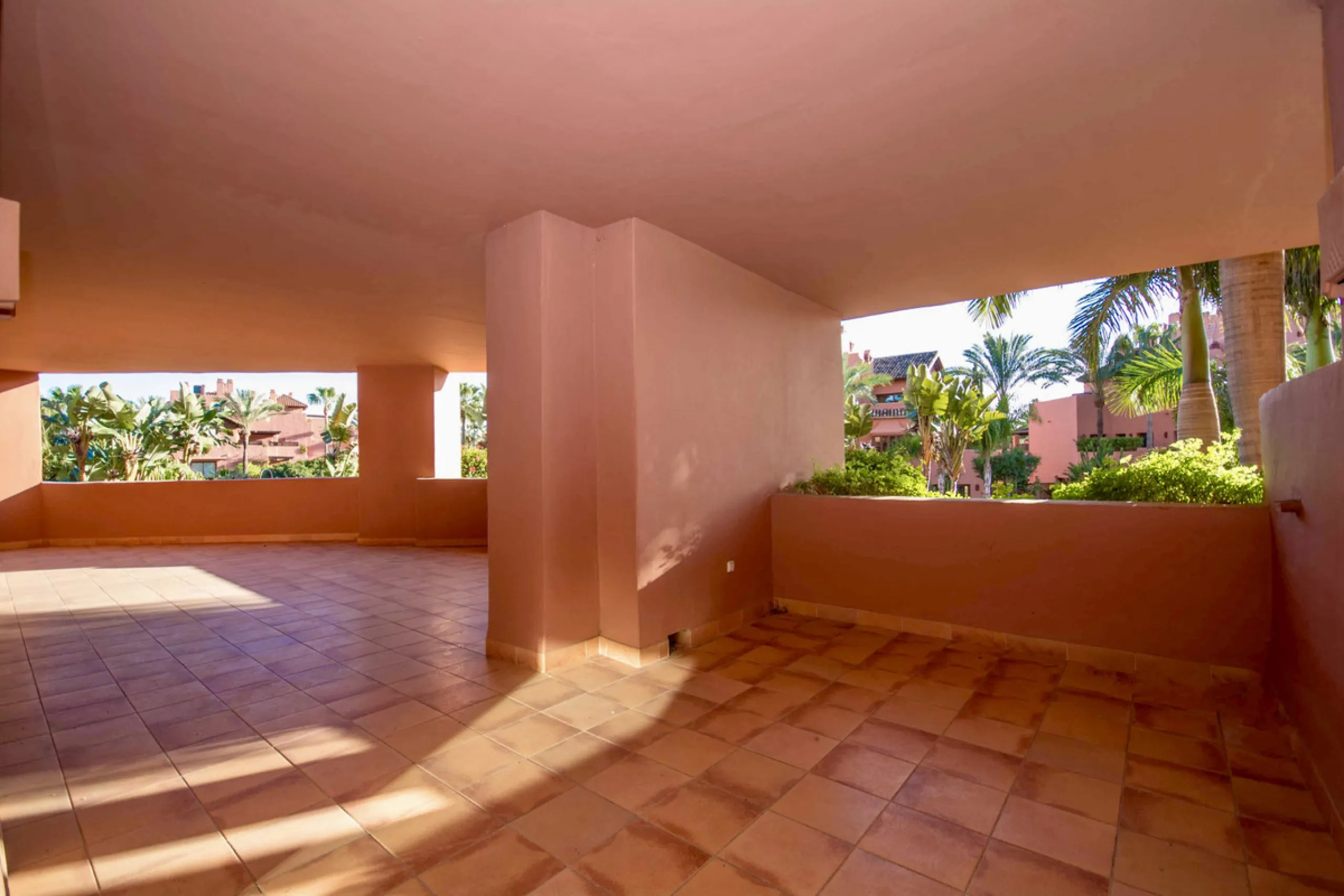 Located on Estepona's New Golden Mile, one of the fastest-growing and most promising areas on the Costa del Sol, this spacious apartment represents an excellent buying opportunity, ideal both for end users and investors seeking medium- to long-term apprec
