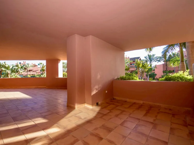 Located on Estepona's New Golden Mile, one of the fastest-growing and most promising areas on the Costa del Sol, this spacious apartment represents an excellent buying opportunity, ideal both for end users and investors seeking medium- to long-term apprec