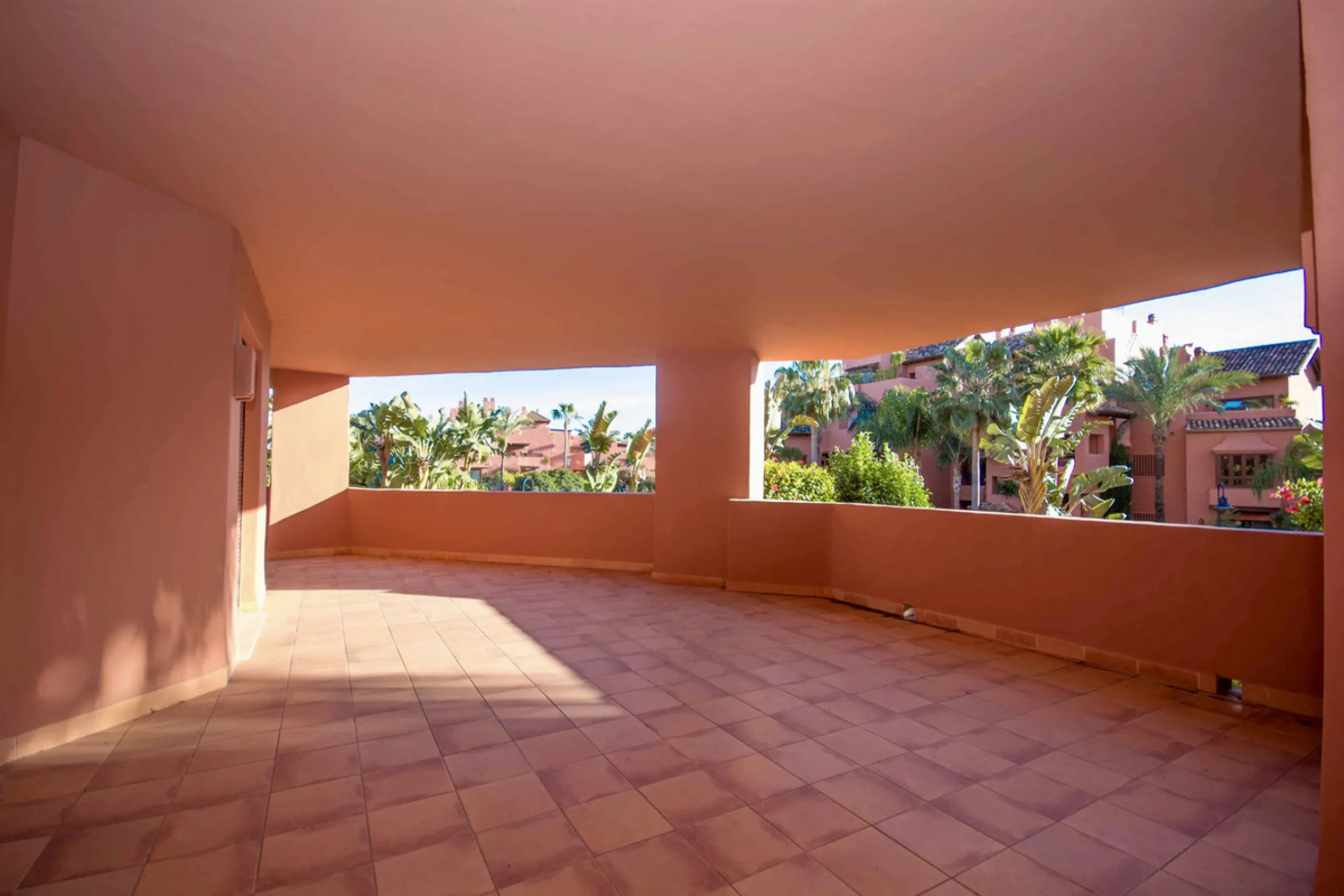 Located on Estepona's New Golden Mile, one of the fastest-growing and most promising areas on the Costa del Sol, this spacious apartment represents an excellent buying opportunity, ideal both for end users and investors seeking medium- to long-term apprec