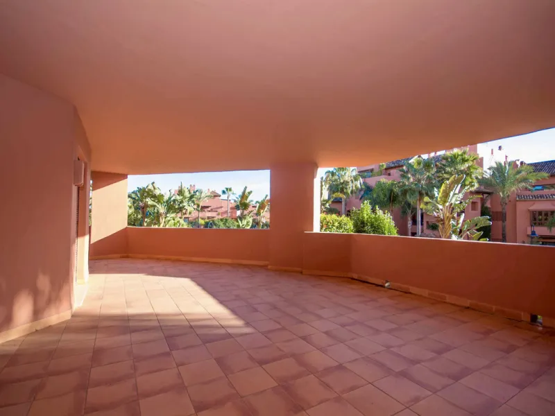 Located on Estepona's New Golden Mile, one of the fastest-growing and most promising areas on the Costa del Sol, this spacious apartment represents an excellent buying opportunity, ideal both for end users and investors seeking medium- to long-term apprec