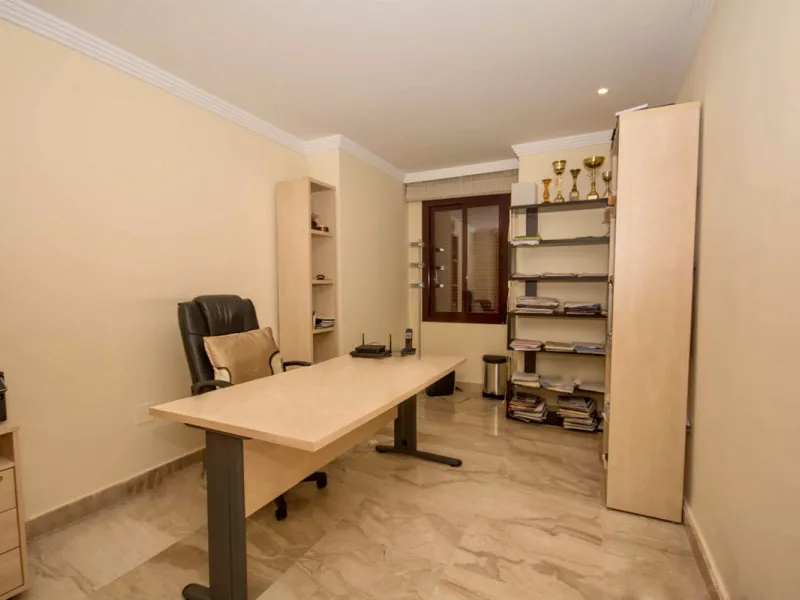Located on Estepona's New Golden Mile, one of the fastest-growing and most promising areas on the Costa del Sol, this spacious apartment represents an excellent buying opportunity, ideal both for end users and investors seeking medium- to long-term apprec