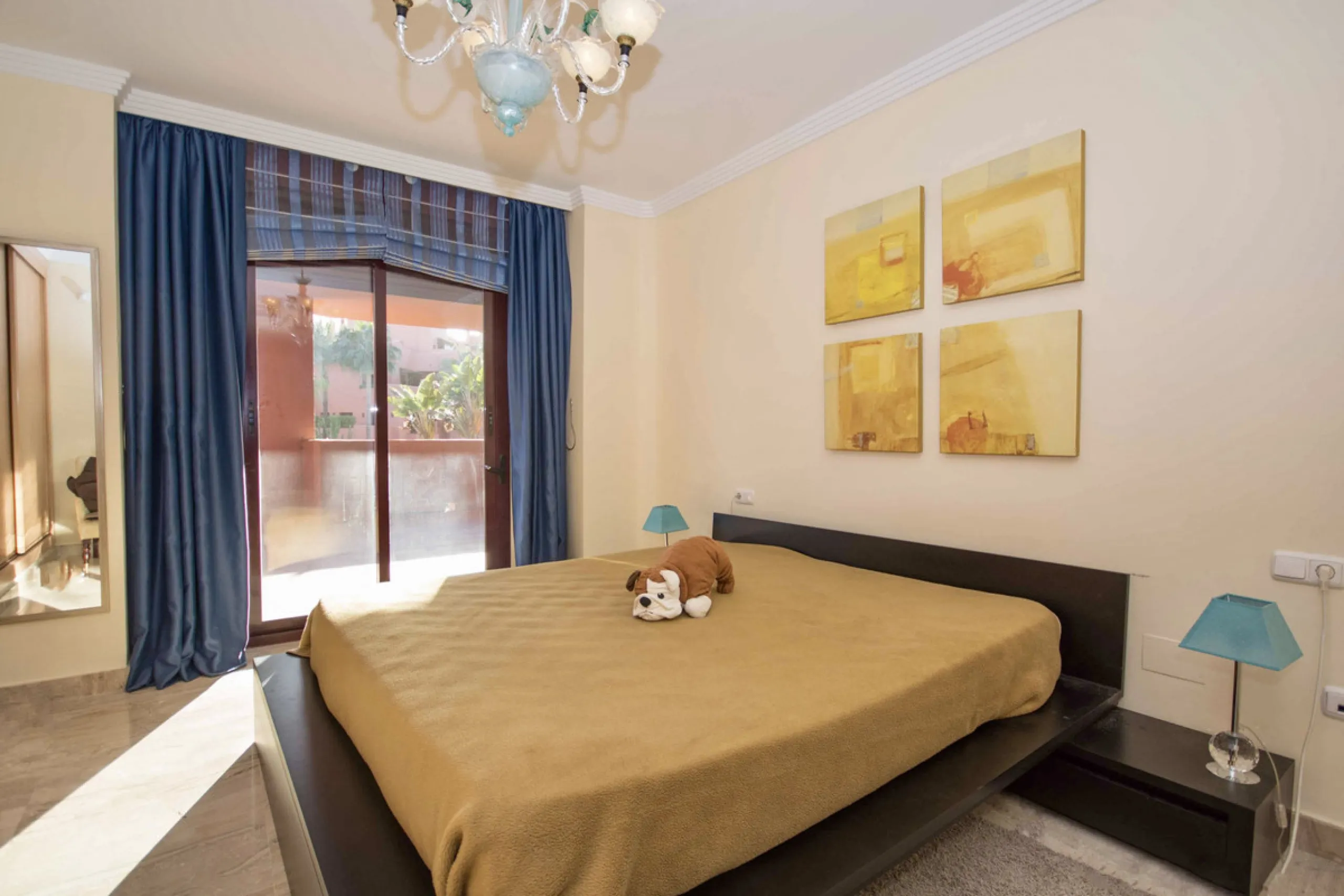 Located on Estepona's New Golden Mile, one of the fastest-growing and most promising areas on the Costa del Sol, this spacious apartment represents an excellent buying opportunity, ideal both for end users and investors seeking medium- to long-term apprec