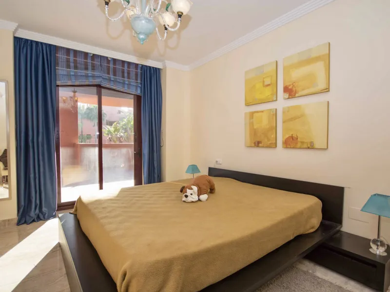 Located on Estepona's New Golden Mile, one of the fastest-growing and most promising areas on the Costa del Sol, this spacious apartment represents an excellent buying opportunity, ideal both for end users and investors seeking medium- to long-term apprec