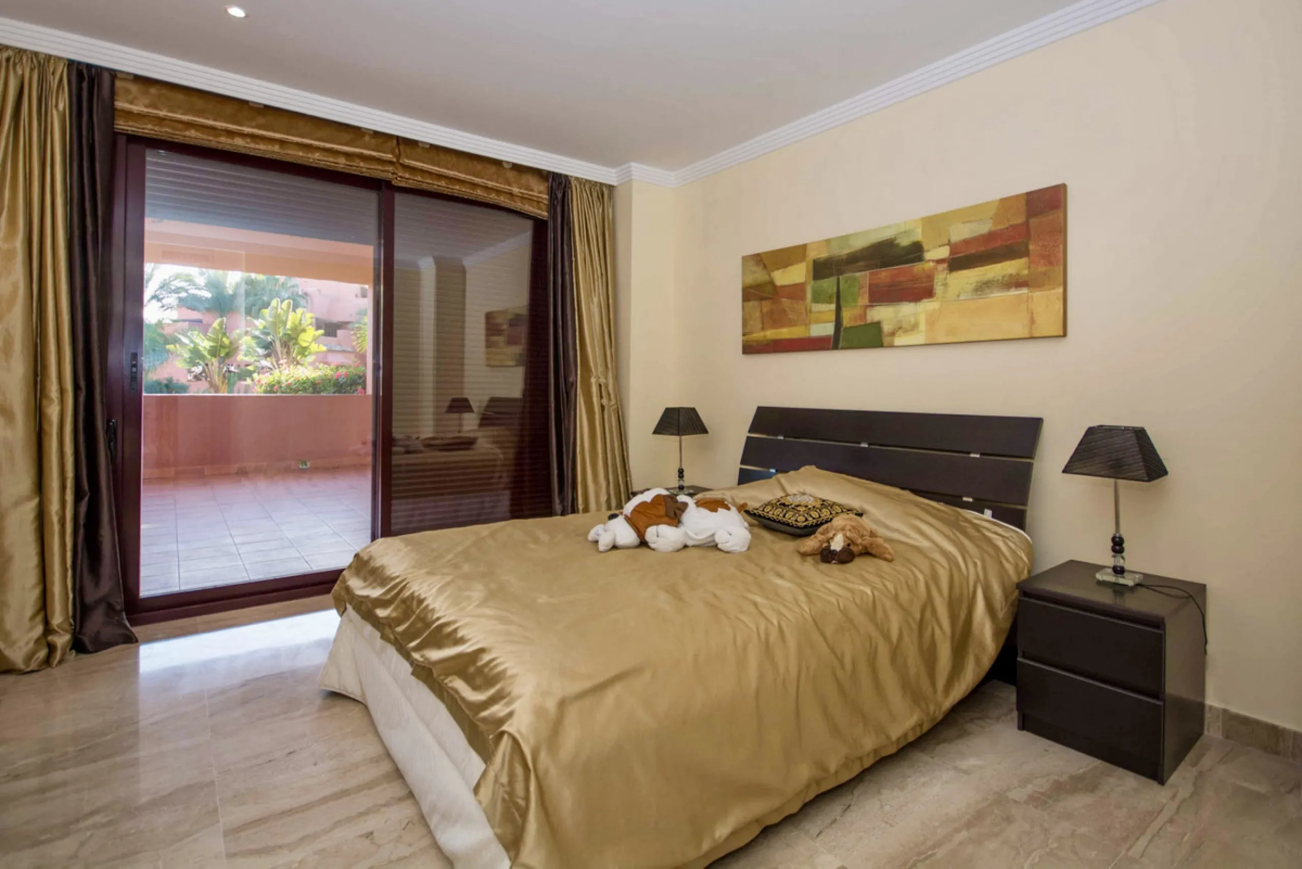 Located on Estepona's New Golden Mile, one of the fastest-growing and most promising areas on the Costa del Sol, this spacious apartment represents an excellent buying opportunity, ideal both for end users and investors seeking medium- to long-term apprec