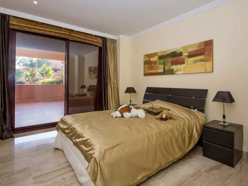 Located on Estepona's New Golden Mile, one of the fastest-growing and most promising areas on the Costa del Sol, this spacious apartment represents an excellent buying opportunity, ideal both for end users and investors seeking medium- to long-term apprec