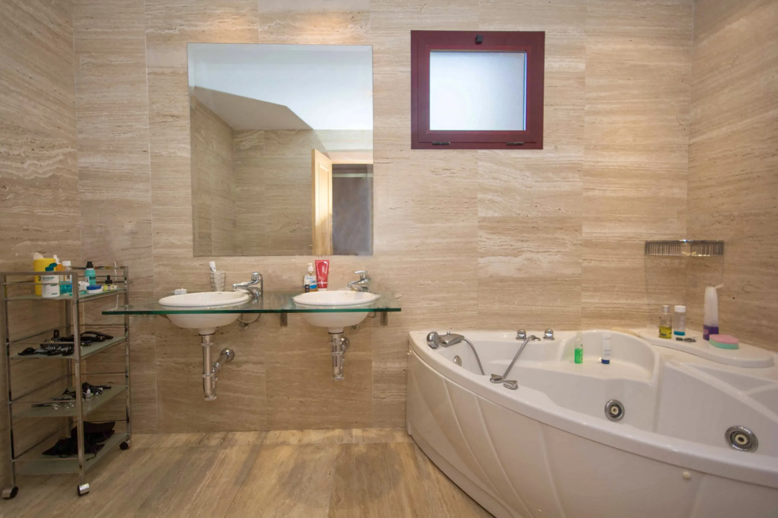 Located on Estepona's New Golden Mile, one of the fastest-growing and most promising areas on the Costa del Sol, this spacious apartment represents an excellent buying opportunity, ideal both for end users and investors seeking medium- to long-term apprec