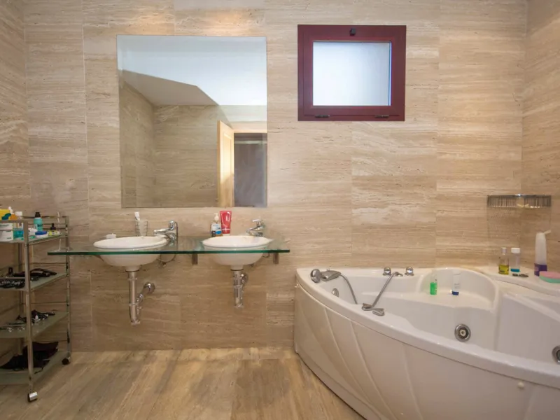 Located on Estepona's New Golden Mile, one of the fastest-growing and most promising areas on the Costa del Sol, this spacious apartment represents an excellent buying opportunity, ideal both for end users and investors seeking medium- to long-term apprec