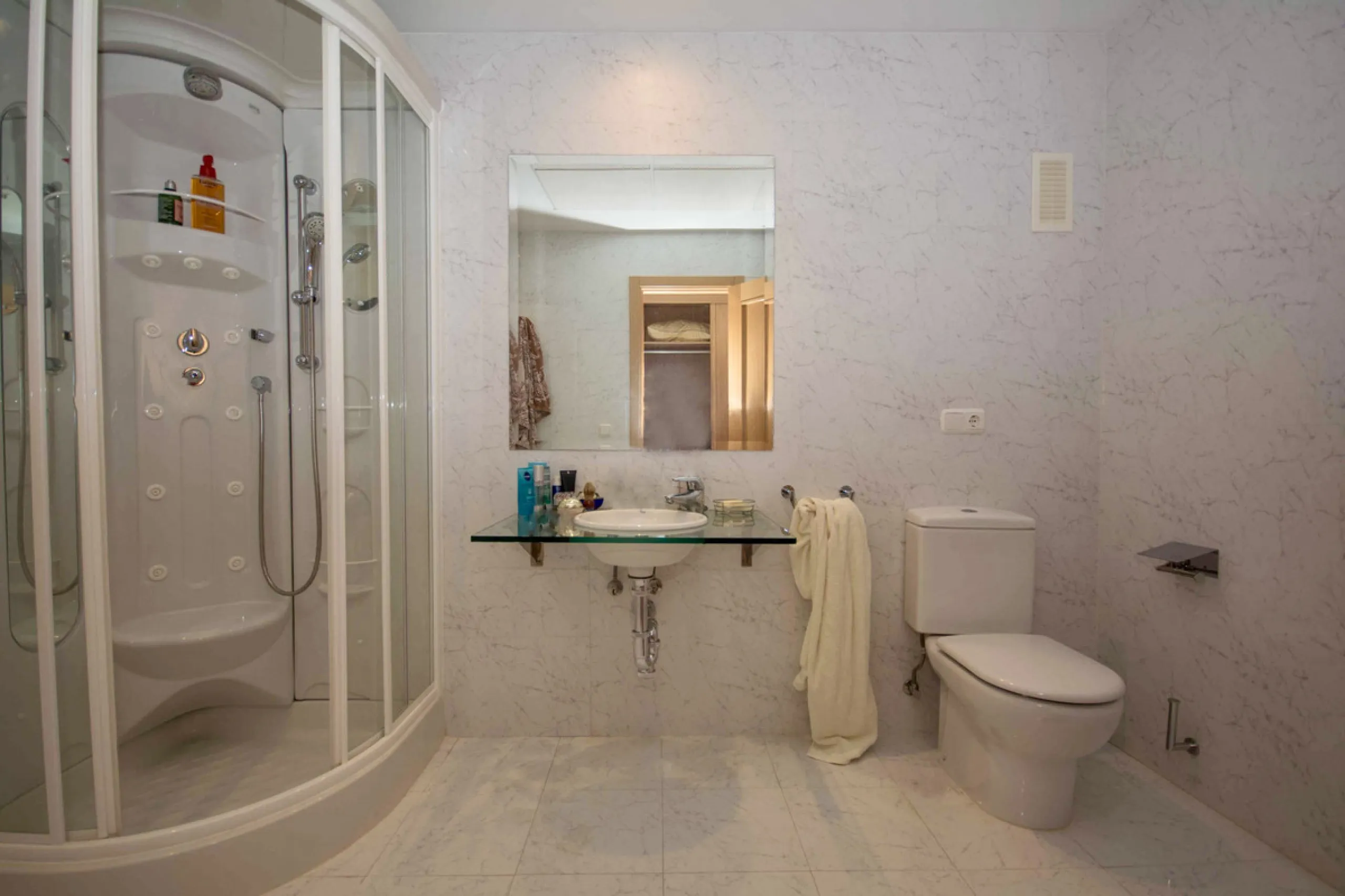 Located on Estepona's New Golden Mile, one of the fastest-growing and most promising areas on the Costa del Sol, this spacious apartment represents an excellent buying opportunity, ideal both for end users and investors seeking medium- to long-term apprec