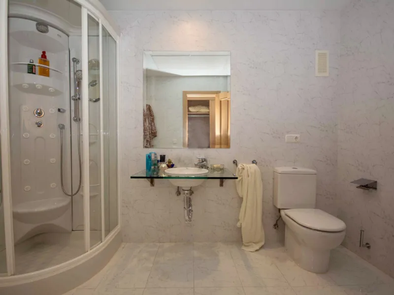Located on Estepona's New Golden Mile, one of the fastest-growing and most promising areas on the Costa del Sol, this spacious apartment represents an excellent buying opportunity, ideal both for end users and investors seeking medium- to long-term apprec