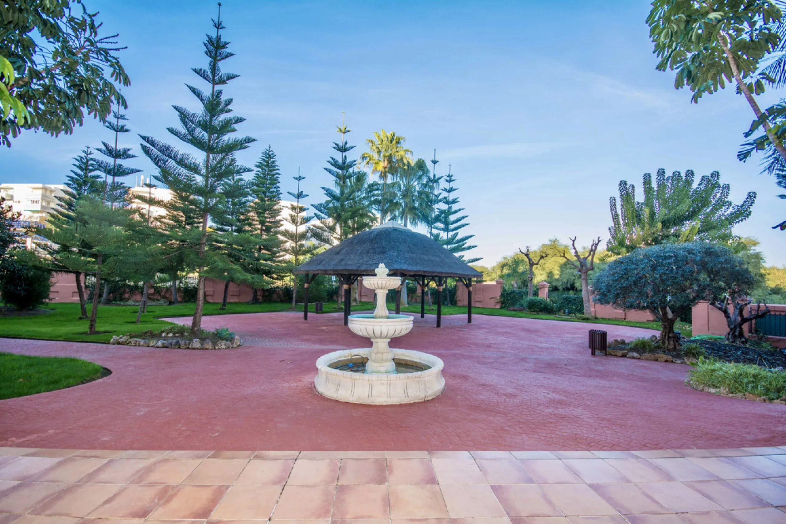 Located on Estepona's New Golden Mile, one of the fastest-growing and most promising areas on the Costa del Sol, this spacious apartment represents an excellent buying opportunity, ideal both for end users and investors seeking medium- to long-term apprec
