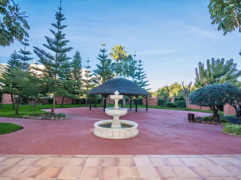 Located on Estepona's New Golden Mile, one of the fastest-growing and most promising areas on the Costa del Sol, this spacious apartment represents an excellent buying opportunity, ideal both for end users and investors seeking medium- to long-term apprec