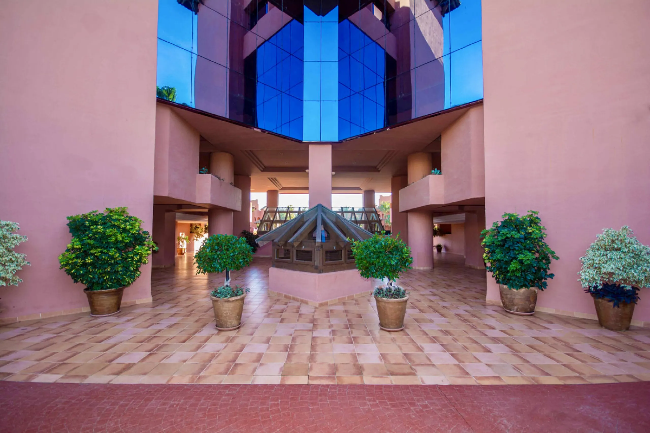 Located on Estepona's New Golden Mile, one of the fastest-growing and most promising areas on the Costa del Sol, this spacious apartment represents an excellent buying opportunity, ideal both for end users and investors seeking medium- to long-term apprec