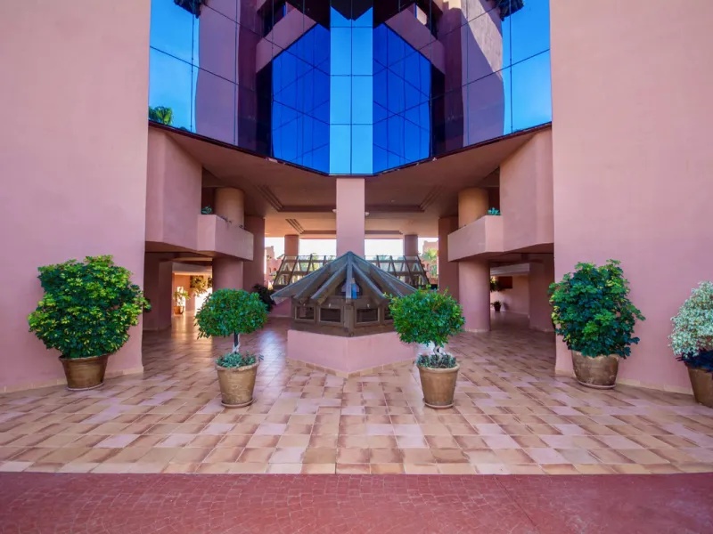 Located on Estepona's New Golden Mile, one of the fastest-growing and most promising areas on the Costa del Sol, this spacious apartment represents an excellent buying opportunity, ideal both for end users and investors seeking medium- to long-term apprec