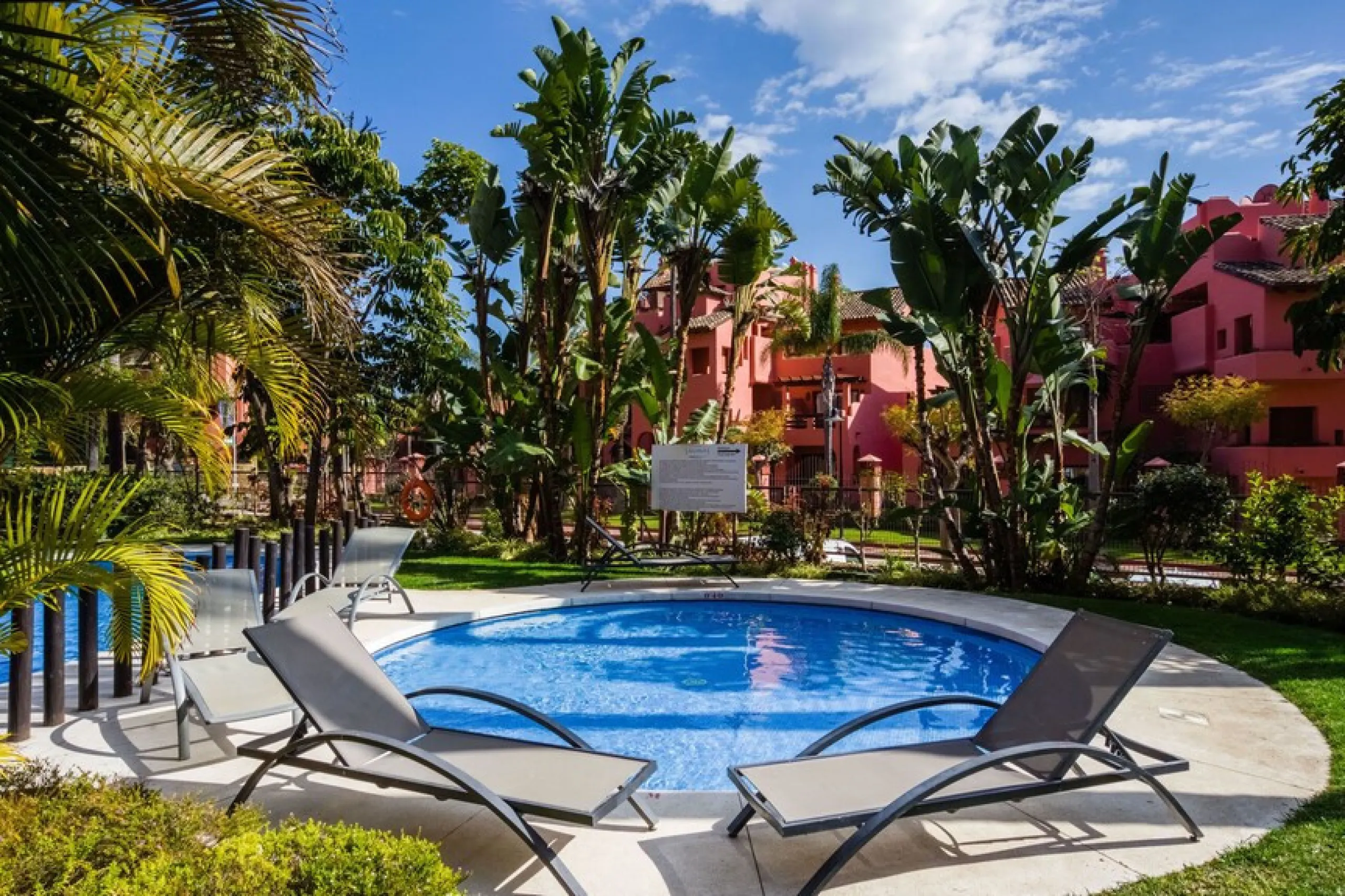 Located on Estepona's New Golden Mile, one of the fastest-growing and most promising areas on the Costa del Sol, this spacious apartment represents an excellent buying opportunity, ideal both for end users and investors seeking medium- to long-term apprec