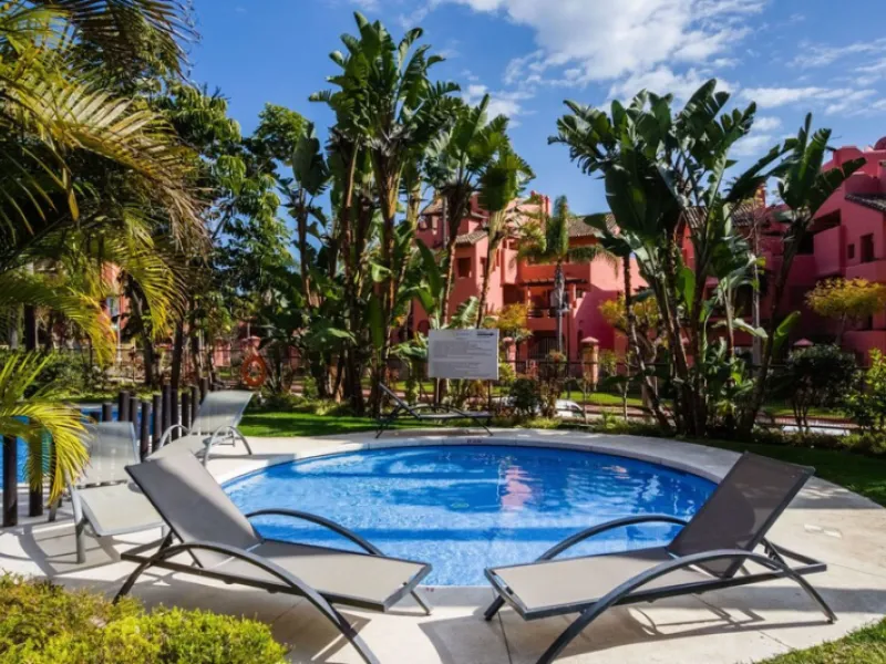 Located on Estepona's New Golden Mile, one of the fastest-growing and most promising areas on the Costa del Sol, this spacious apartment represents an excellent buying opportunity, ideal both for end users and investors seeking medium- to long-term apprec