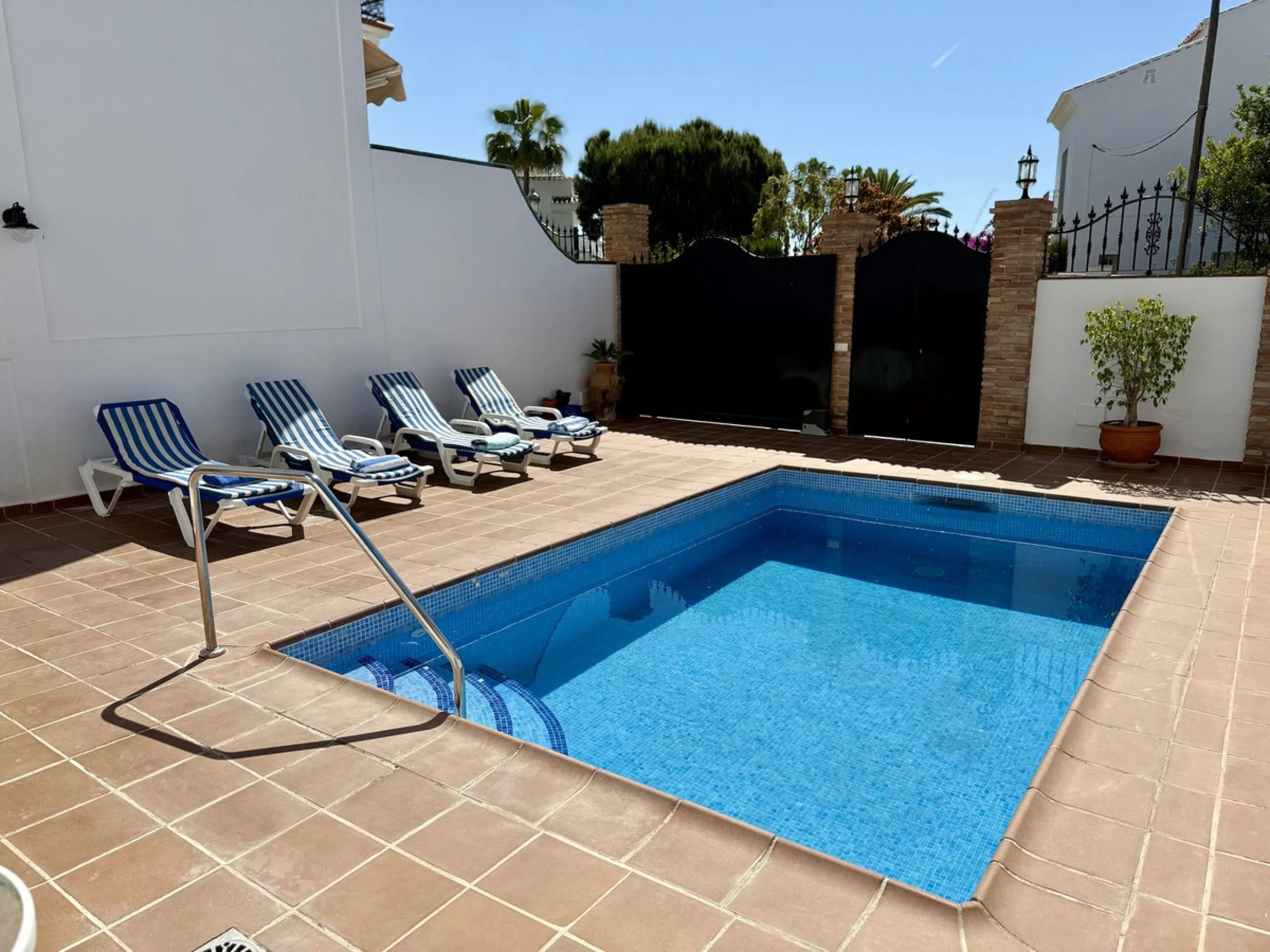 A fantastic opportunity to own a beautifully, spacious detached Villa with Sea Views in a quiet urbanisation with no community fees, just 10 minutes from the town and beach.