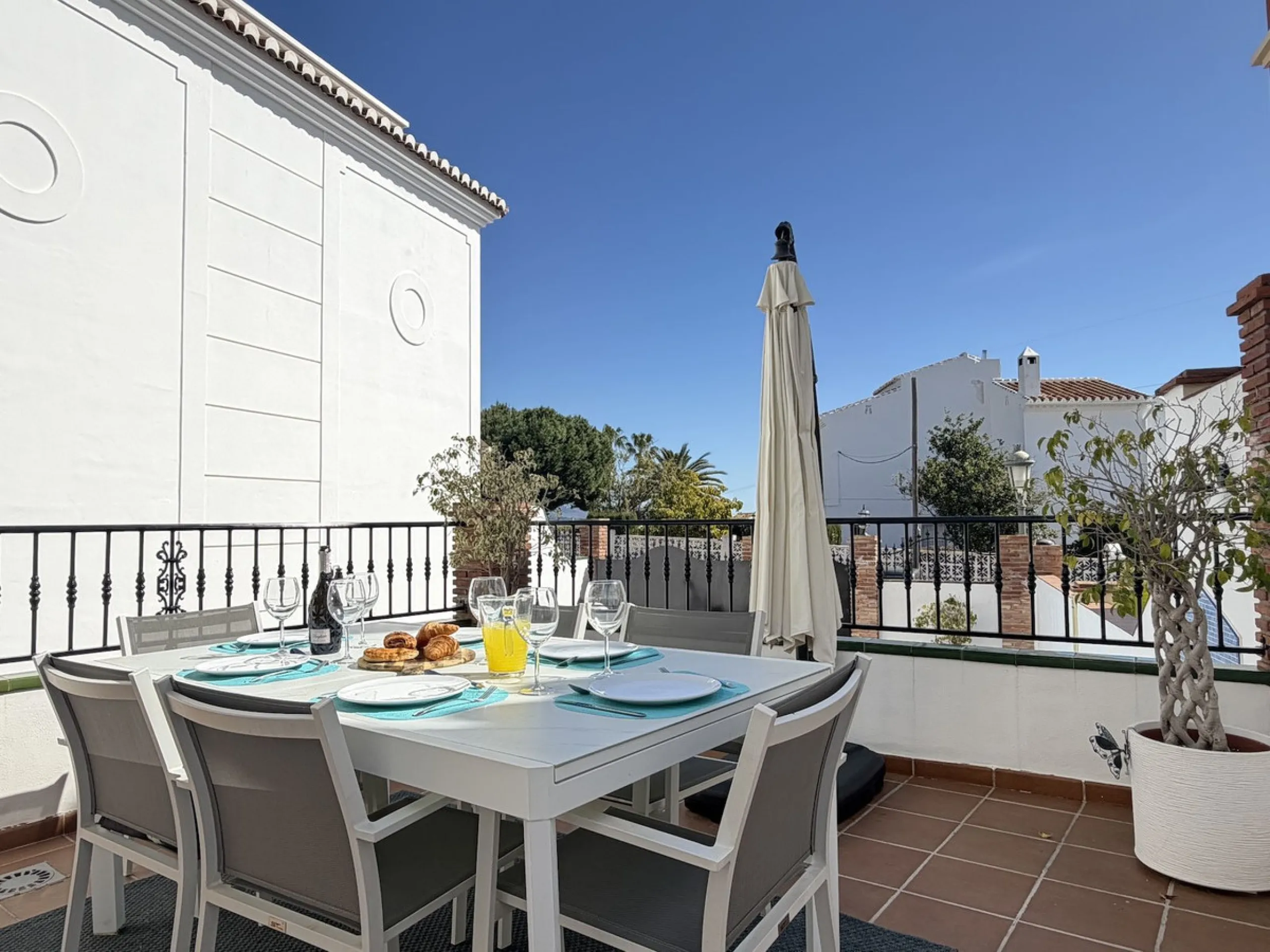 A fantastic opportunity to own a beautifully, spacious detached Villa with Sea Views in a quiet urbanisation with no community fees, just 10 minutes from the town and beach.