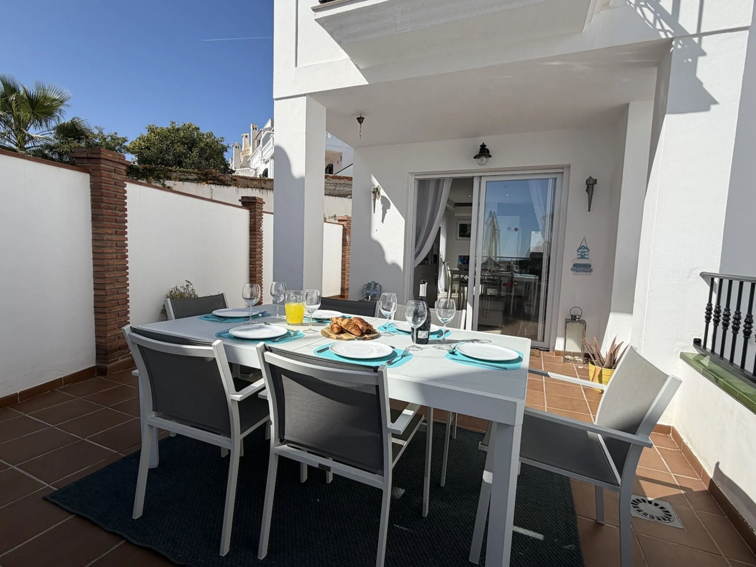 A fantastic opportunity to own a beautifully, spacious detached Villa with Sea Views in a quiet urbanisation with no community fees, just 10 minutes from the town and beach.