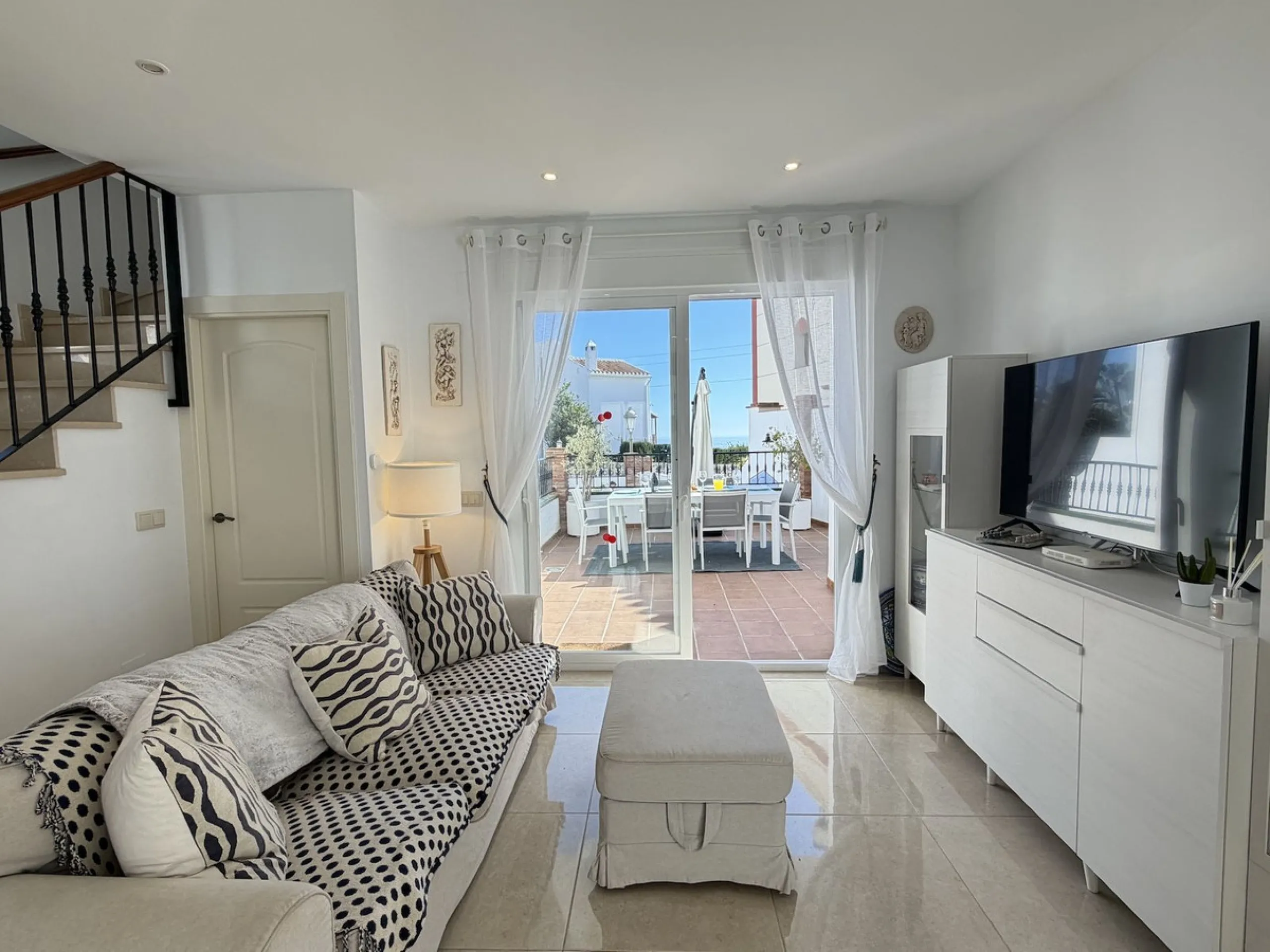 A fantastic opportunity to own a beautifully, spacious detached Villa with Sea Views in a quiet urbanisation with no community fees, just 10 minutes from the town and beach.