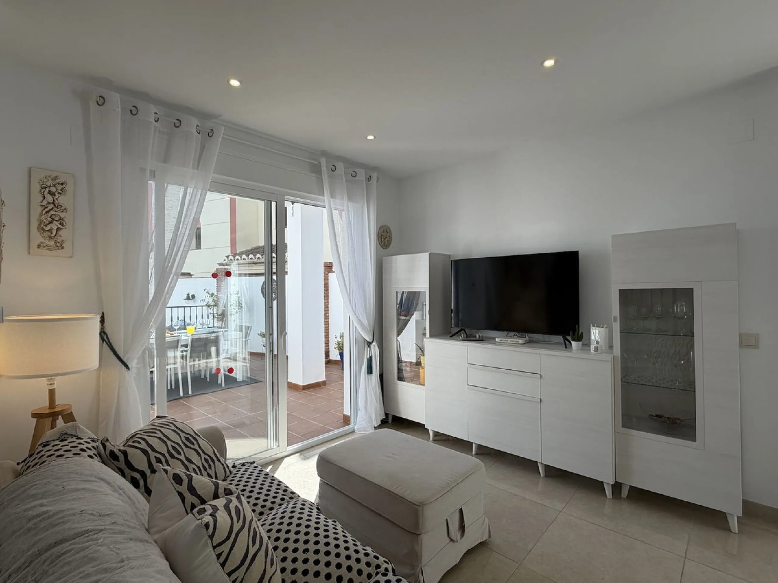 A fantastic opportunity to own a beautifully, spacious detached Villa with Sea Views in a quiet urbanisation with no community fees, just 10 minutes from the town and beach.