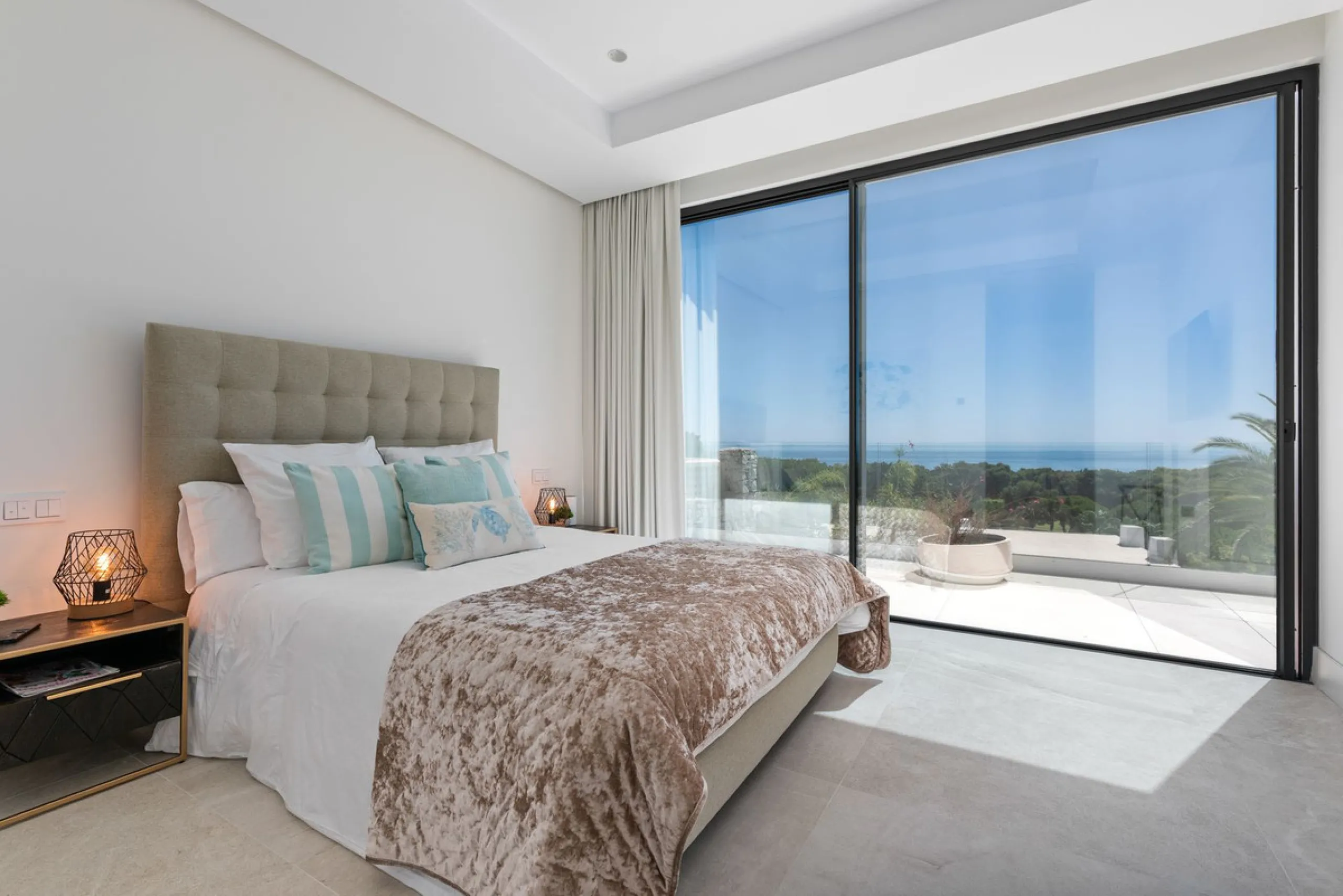 Marbella – Exceptional Contemporary Villa, Sold Furnished, in the Exclusive Rio Real Area, Next to the Golf