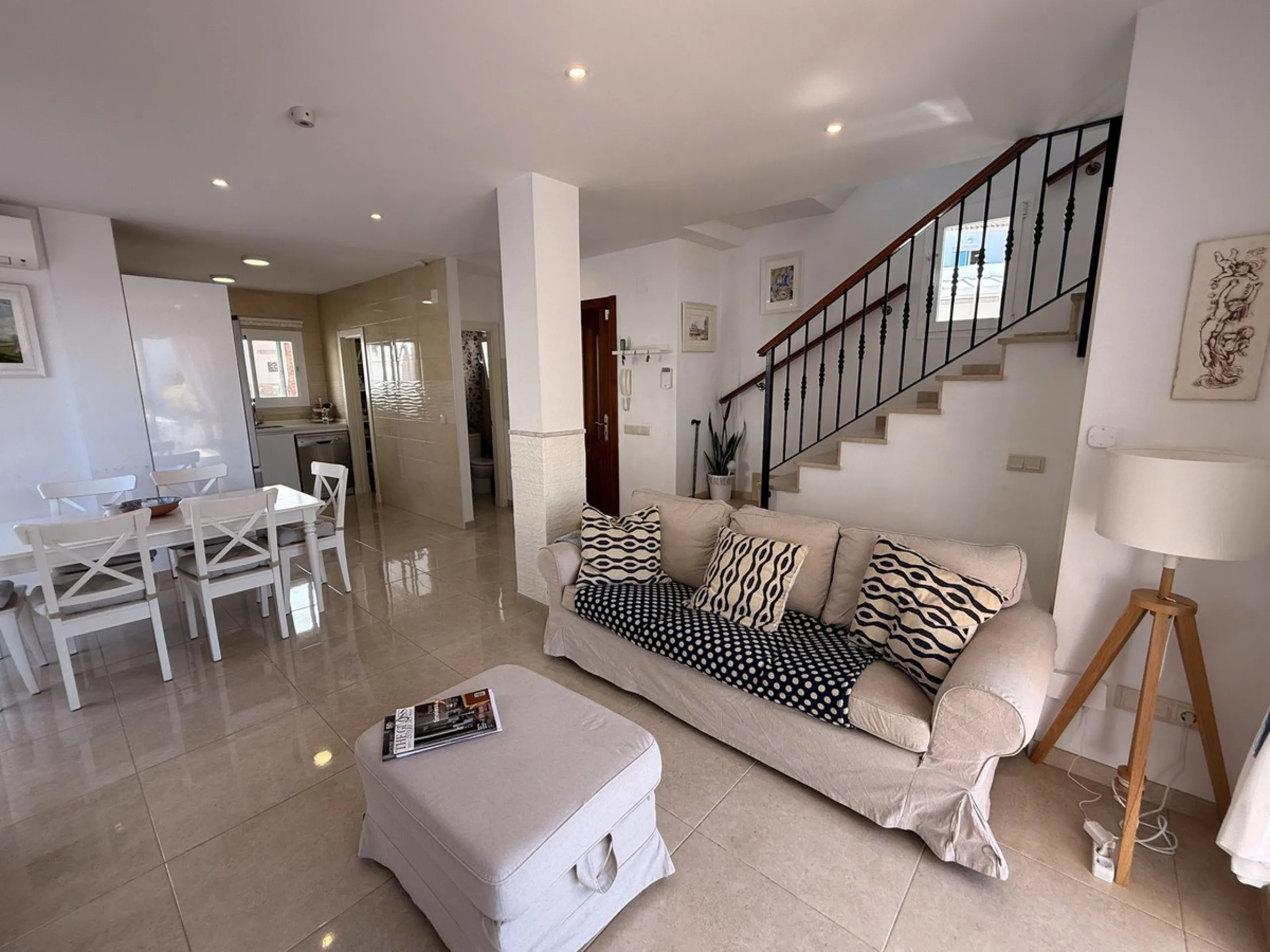 A fantastic opportunity to own a beautifully, spacious detached Villa with Sea Views in a quiet urbanisation with no community fees, just 10 minutes from the town and beach.