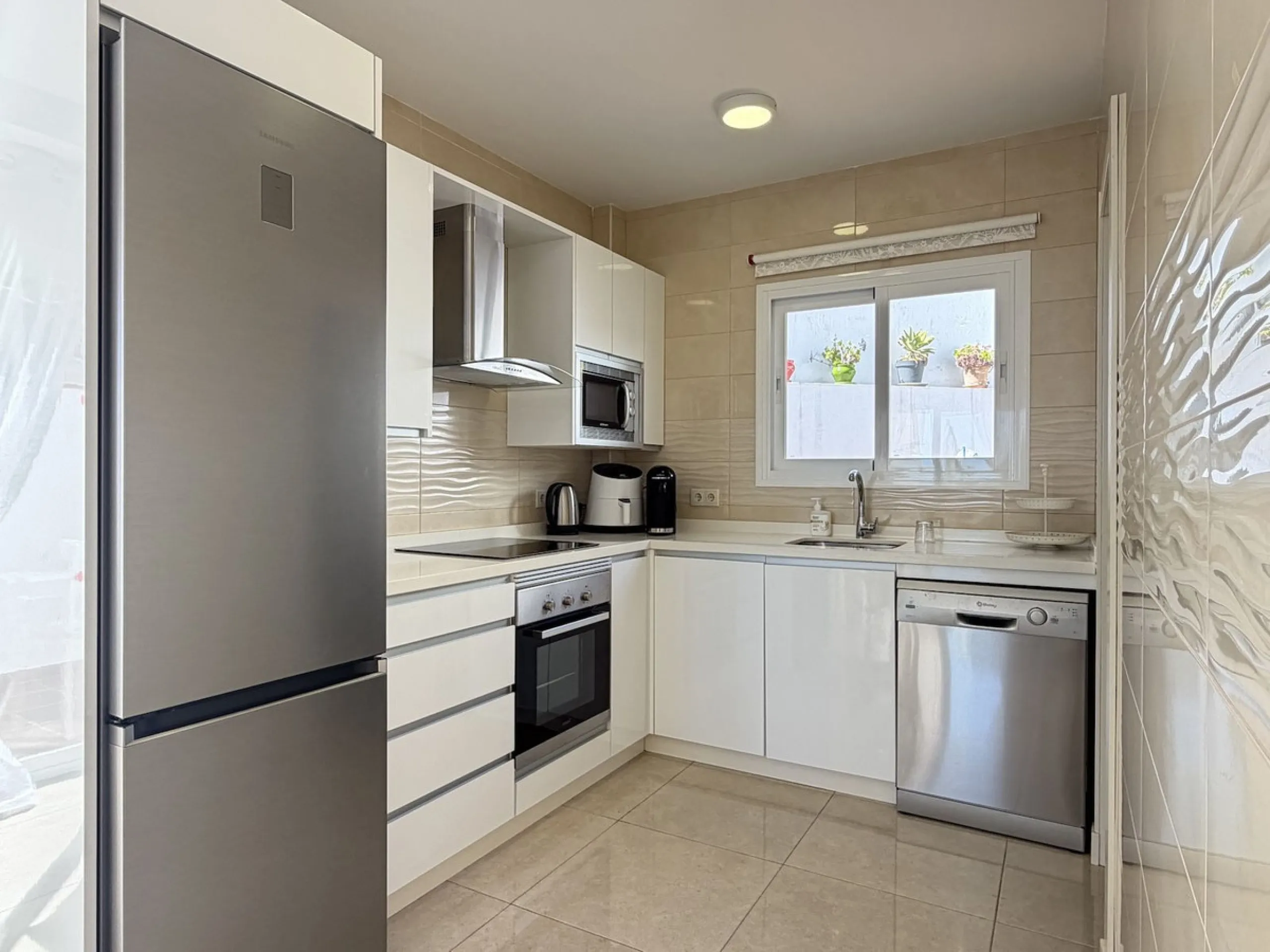 A fantastic opportunity to own a beautifully, spacious detached Villa with Sea Views in a quiet urbanisation with no community fees, just 10 minutes from the town and beach.
