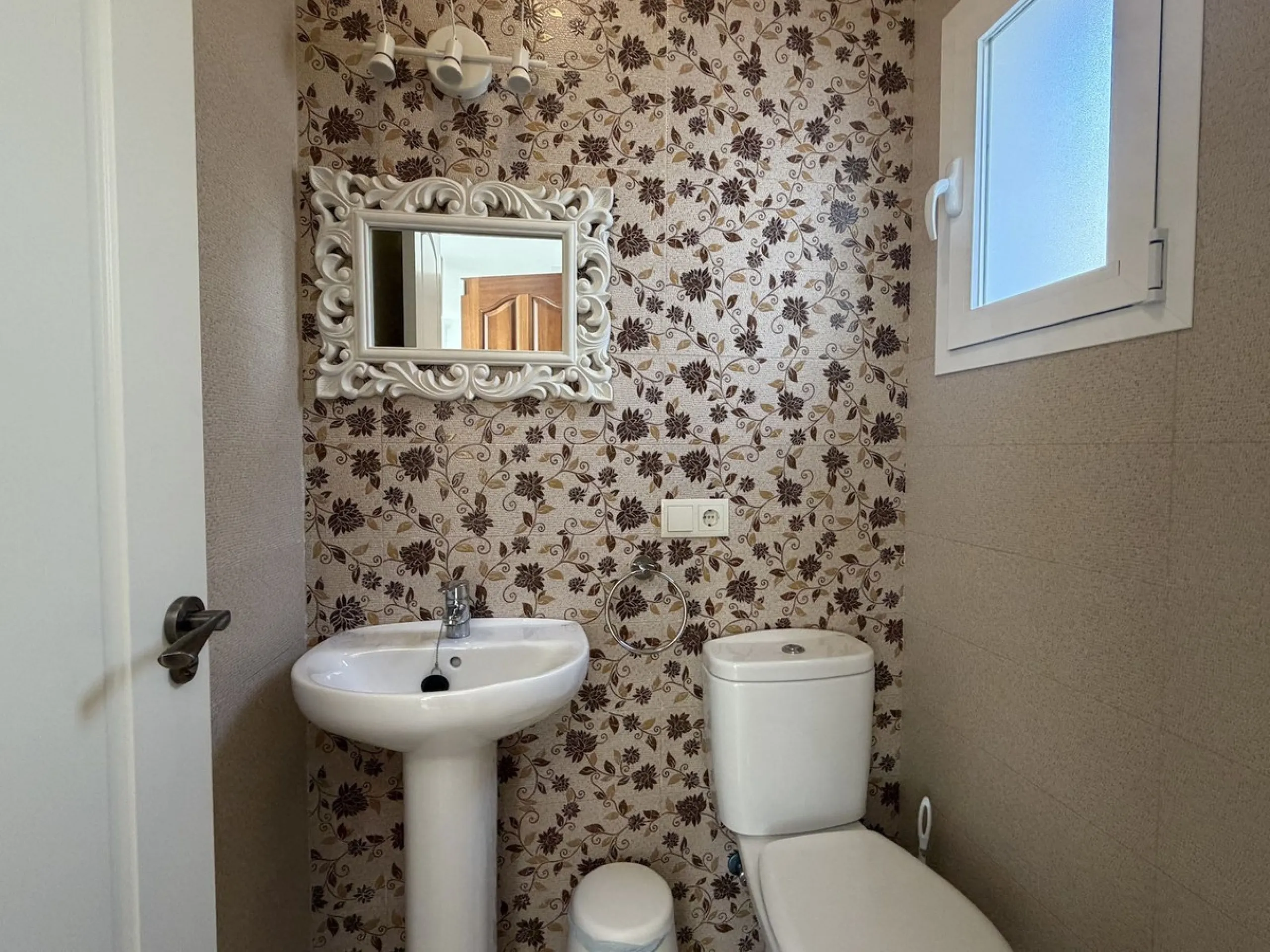 A fantastic opportunity to own a beautifully, spacious detached Villa with Sea Views in a quiet urbanisation with no community fees, just 10 minutes from the town and beach.