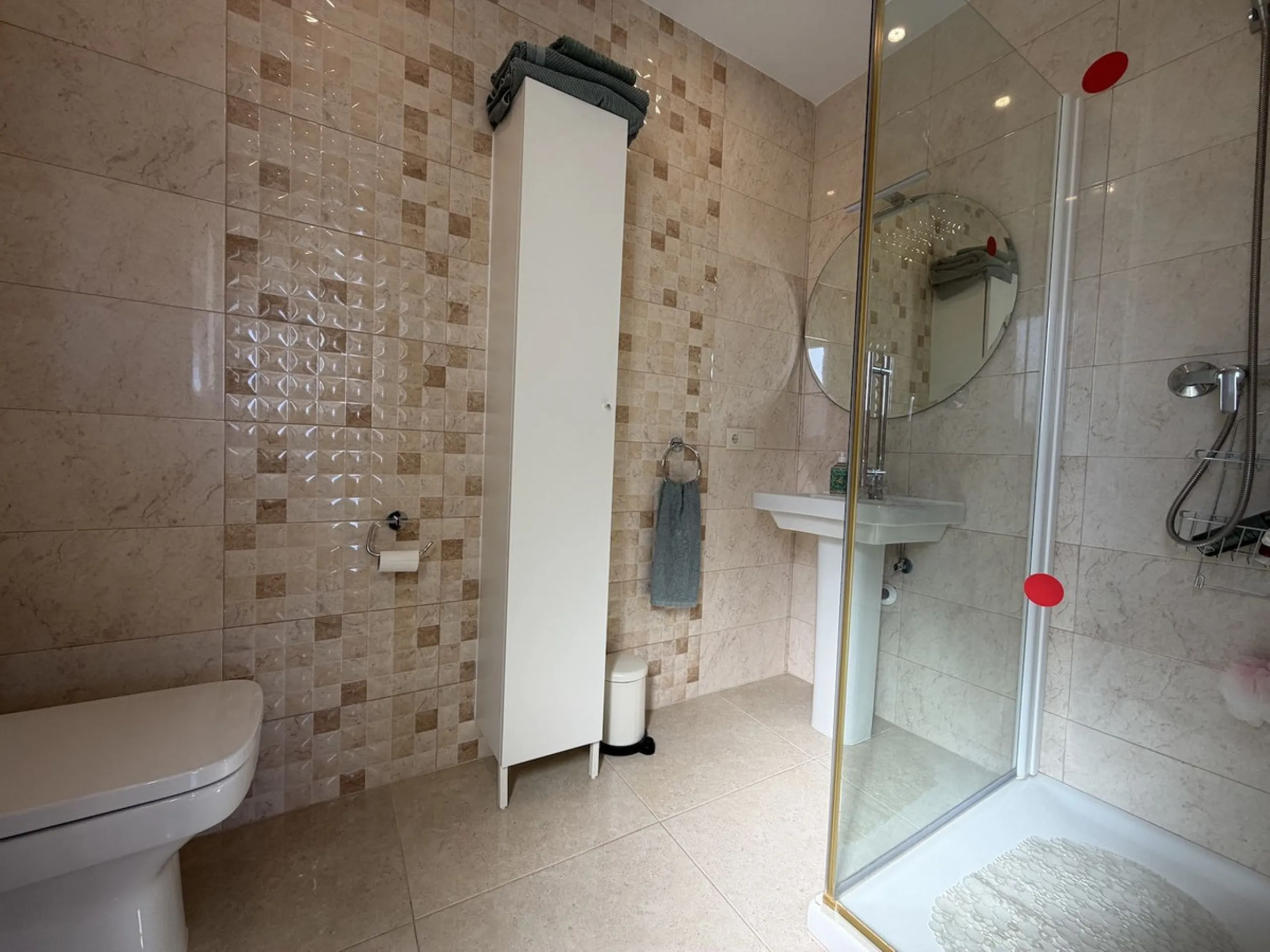 A fantastic opportunity to own a beautifully, spacious detached Villa with Sea Views in a quiet urbanisation with no community fees, just 10 minutes from the town and beach.