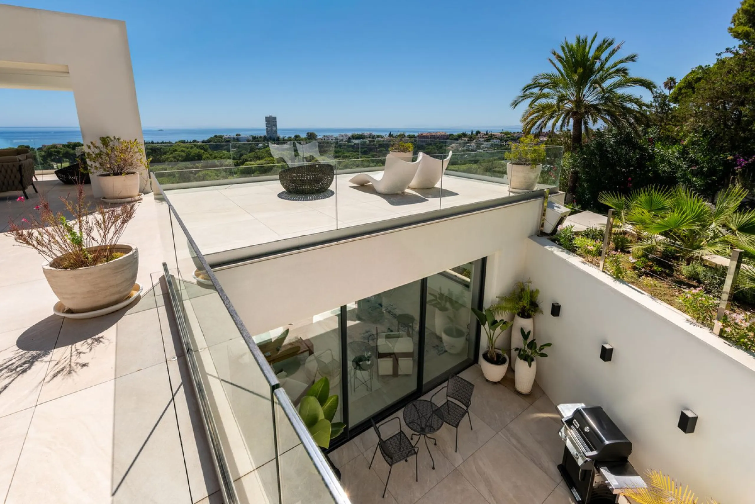Marbella – Exceptional Contemporary Villa, Sold Furnished, in the Exclusive Rio Real Area, Next to the Golf
