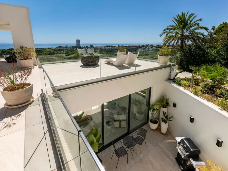 Marbella – Exceptional Contemporary Villa, Sold Furnished, in the Exclusive Rio Real Area, Next to the Golf